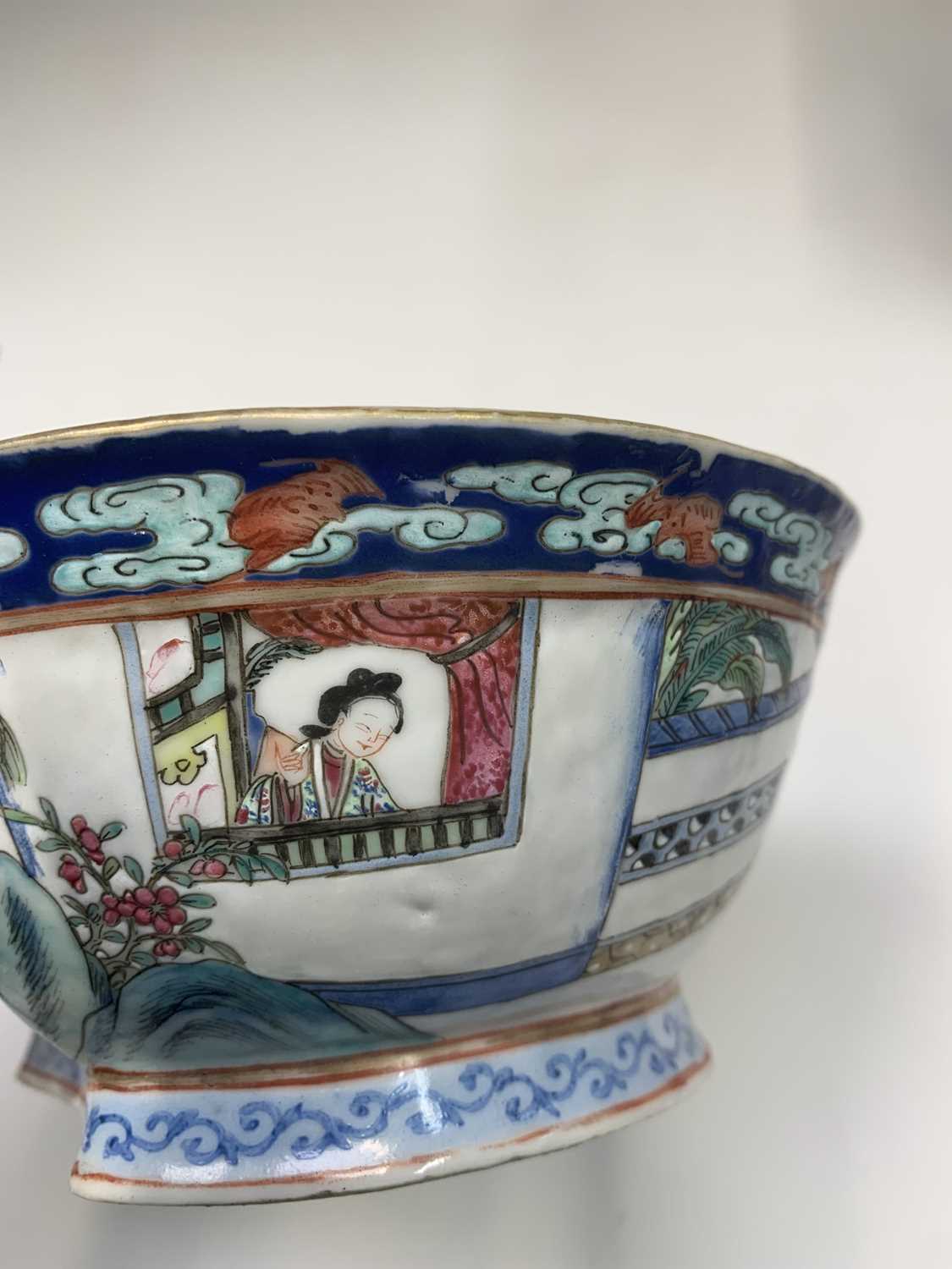 A Chinese famille rose porcelain bowl, 19th century, decorated with warriors in procession and - Image 19 of 22