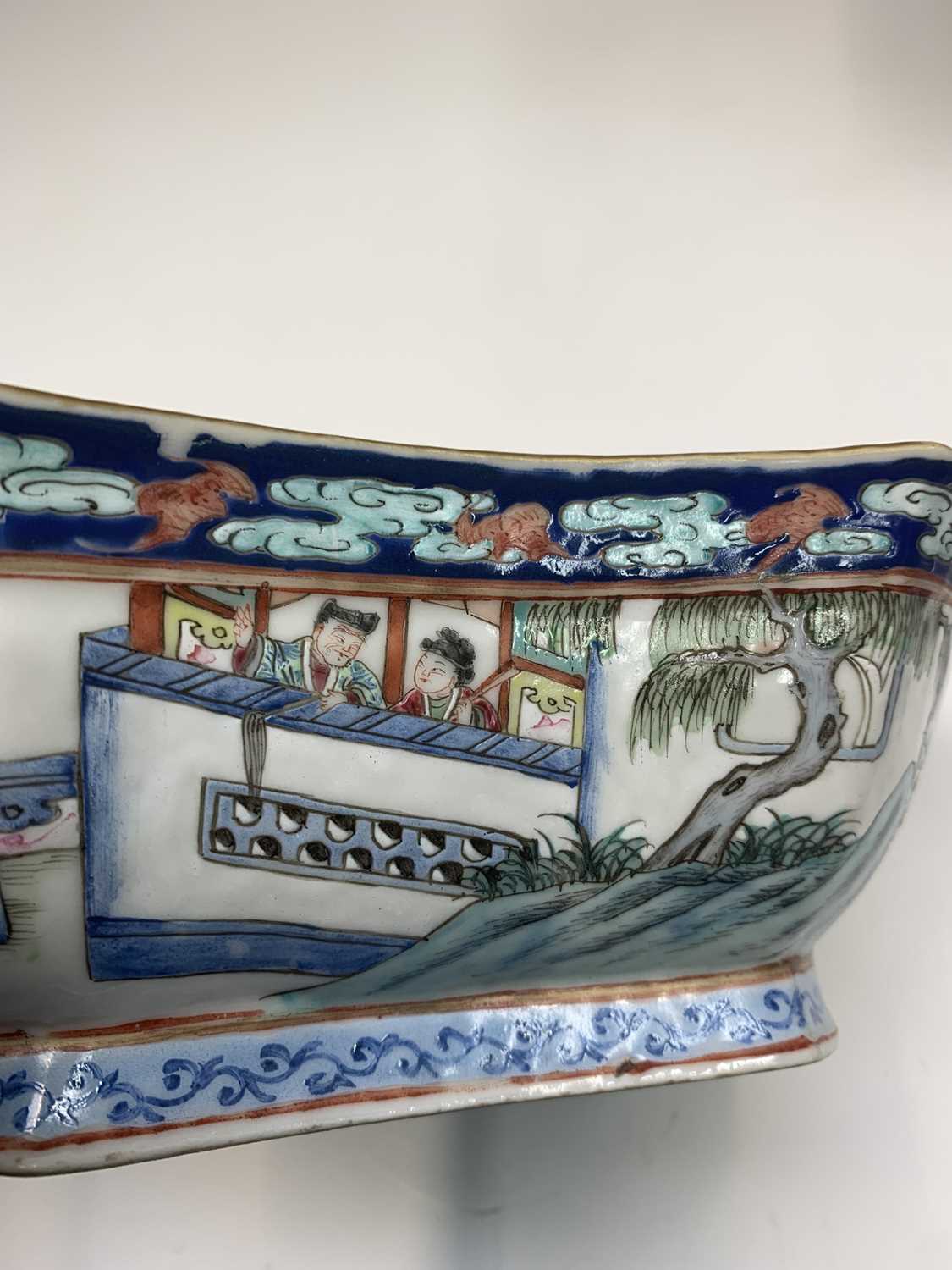 A Chinese famille rose porcelain bowl, 19th century, decorated with warriors in procession and - Image 18 of 22