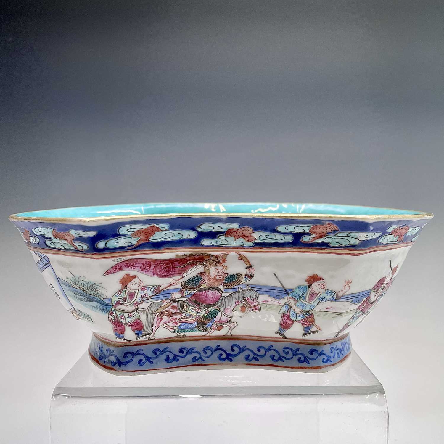 A Chinese famille rose porcelain bowl, 19th century, decorated with warriors in procession and - Image 3 of 22