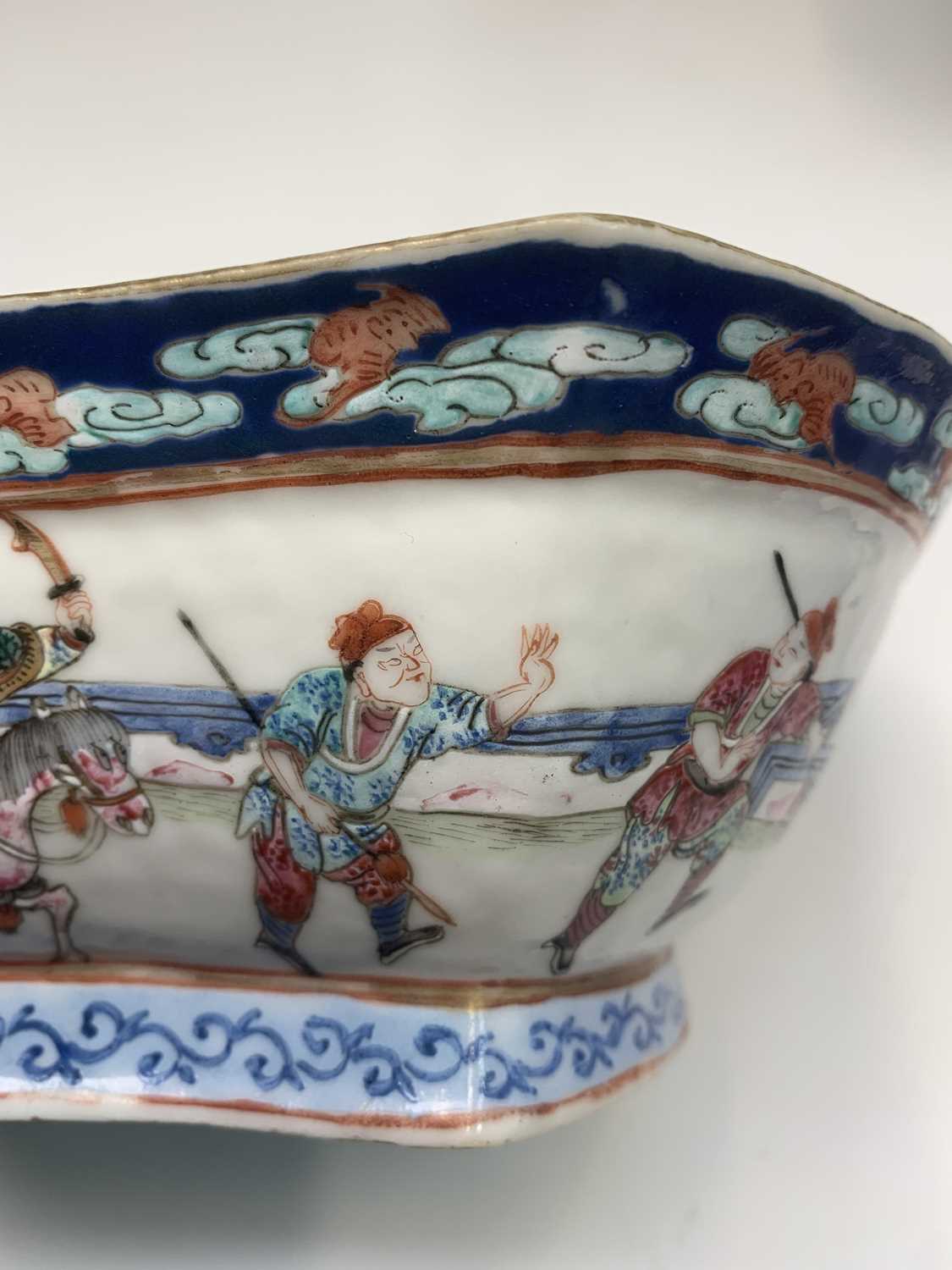 A Chinese famille rose porcelain bowl, 19th century, decorated with warriors in procession and - Image 16 of 22