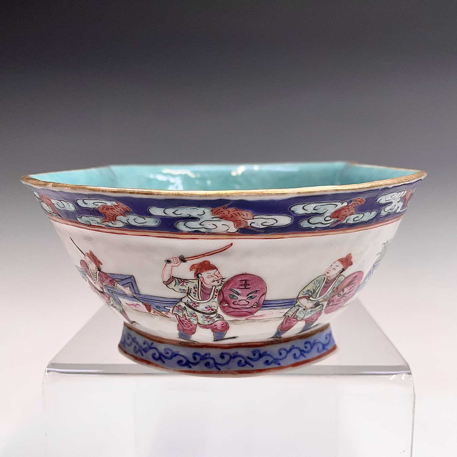 A Chinese famille rose porcelain bowl, 19th century, decorated with warriors in procession and - Image 5 of 22