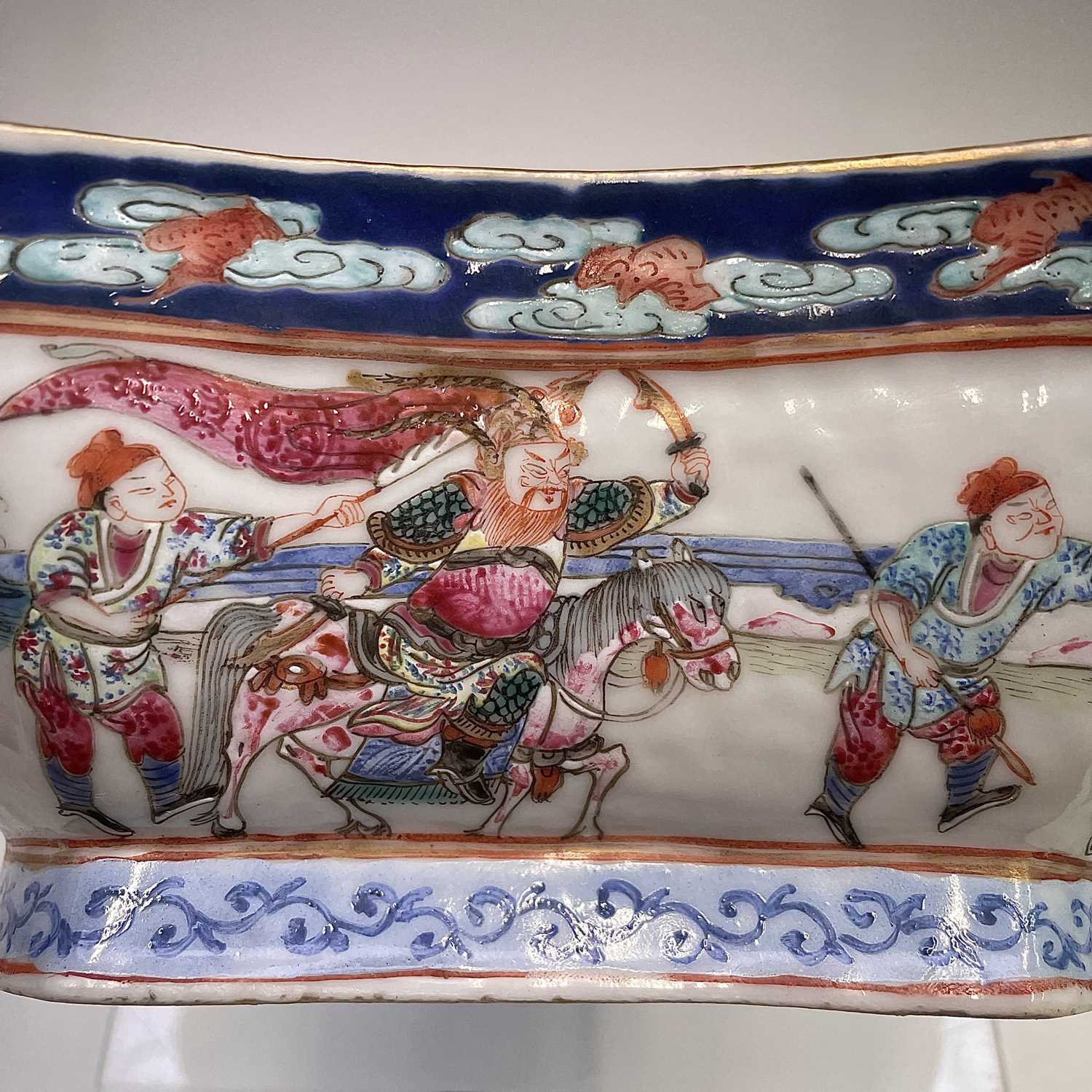 A Chinese famille rose porcelain bowl, 19th century, decorated with warriors in procession and - Image 7 of 22