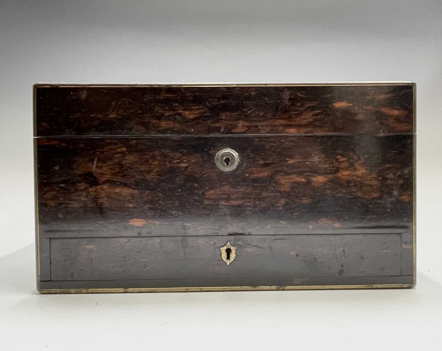 A fine Victorian rosewood veneered and brass bound toilet case by Howell, James and Co, Regent - Bild 37 aus 46