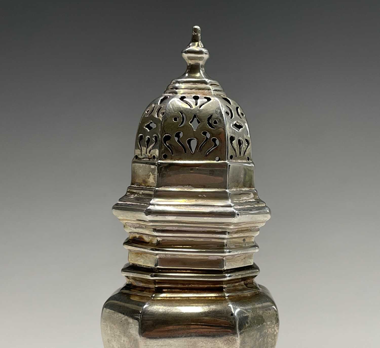 A silver vase form sugar dredger by Edward Barnard & Sons Ltd London 1923 16cm 4.27oz together - Bild 4 aus 9