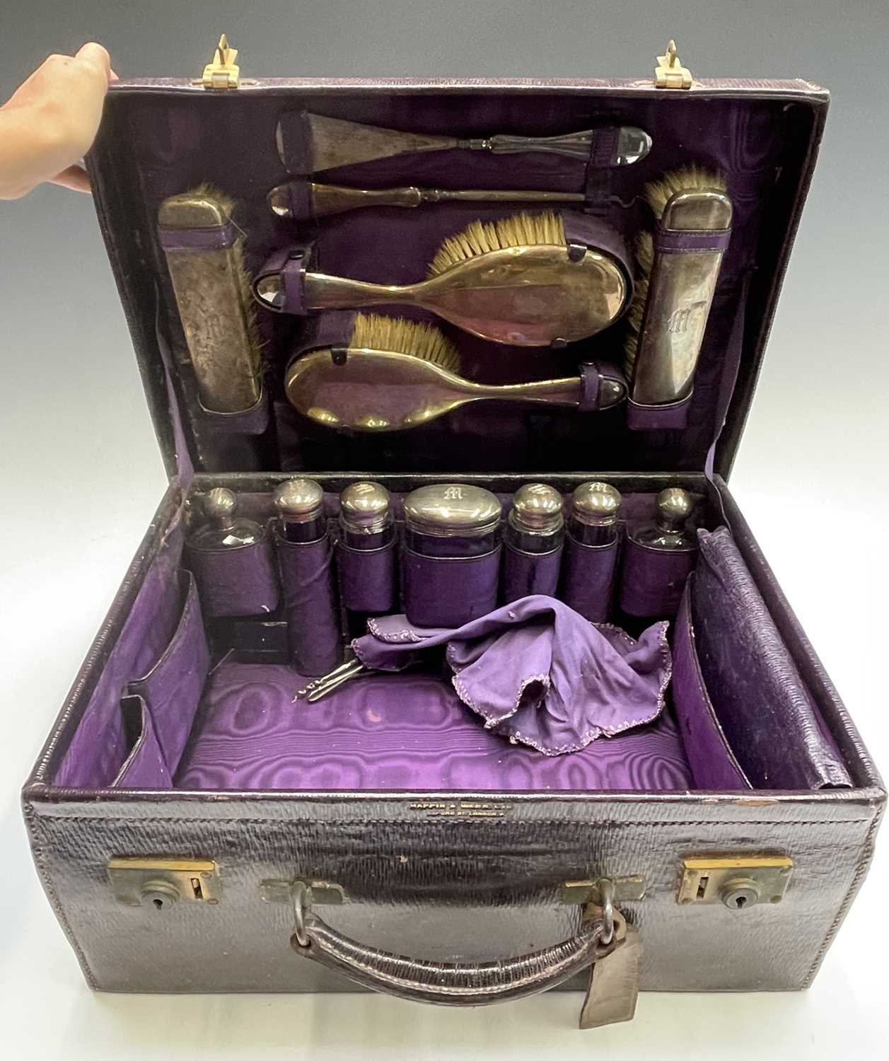 A purple leather toilet case by Mappin and Webb, the purple silk interior with silver-mounted - Bild 2 aus 20