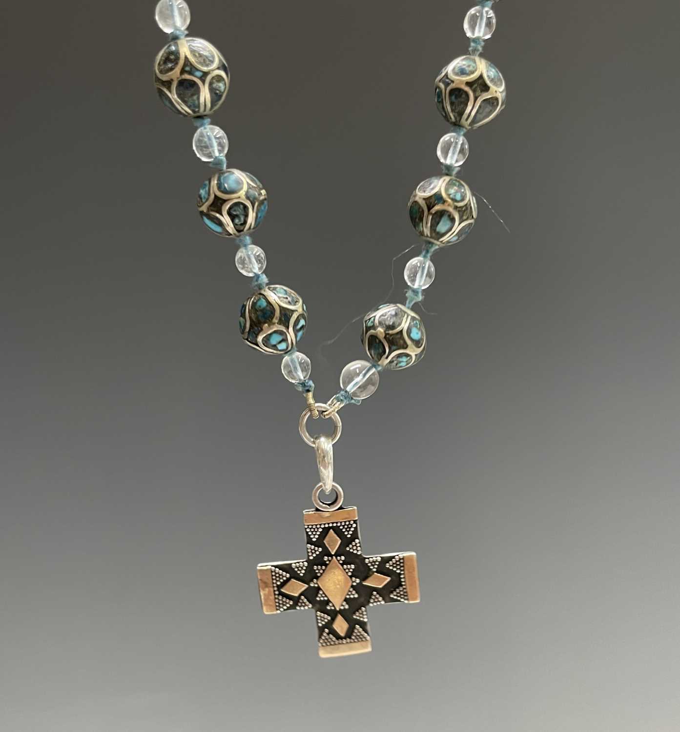 Fifteen rosary bead necklaces, all with unique decorative crosses. - Image 7 of 20