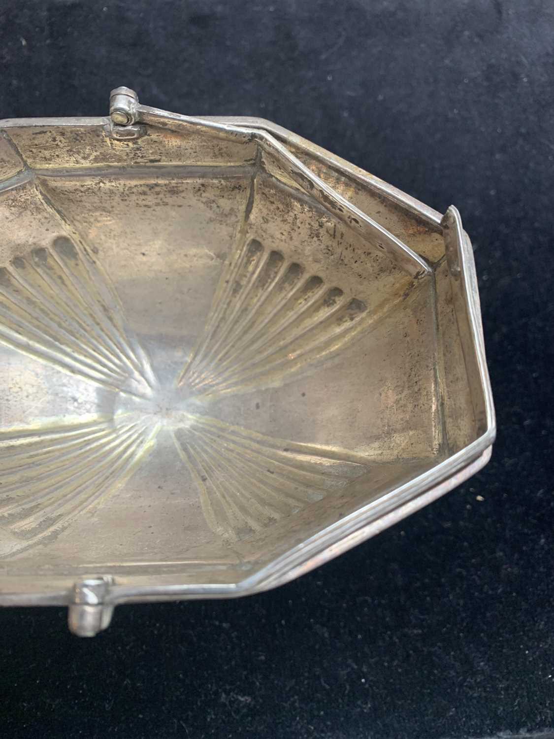 A George III silver octagonal sugar bowl by Daniel Pontifex 1796 6.56ozCondition report: The bail - Bild 4 aus 5