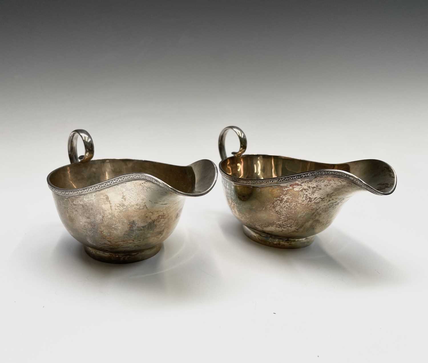 A pair of George V silver sauce boats by Joseph Rodgers & Sons Sheffield 1933 8.89ozCondition - Bild 5 aus 6
