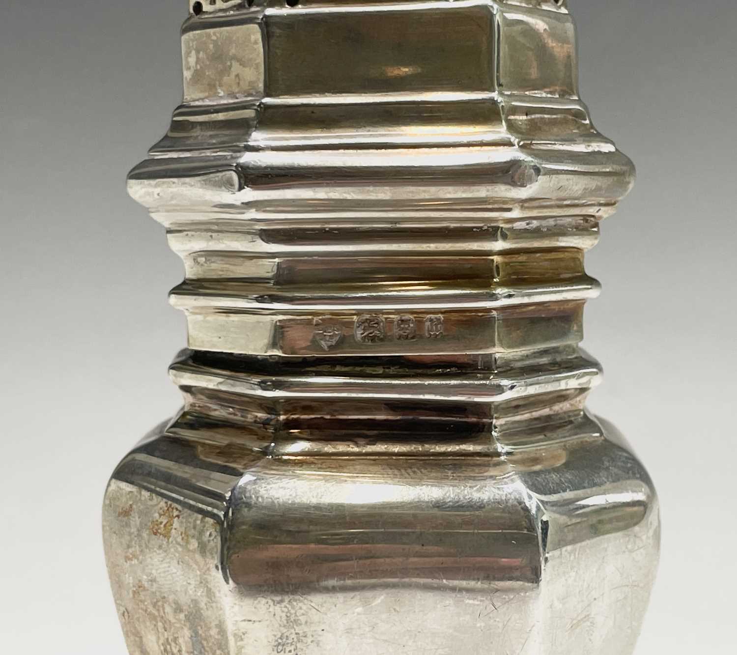 A silver vase form sugar dredger by Edward Barnard & Sons Ltd London 1923 16cm 4.27oz together - Bild 6 aus 9