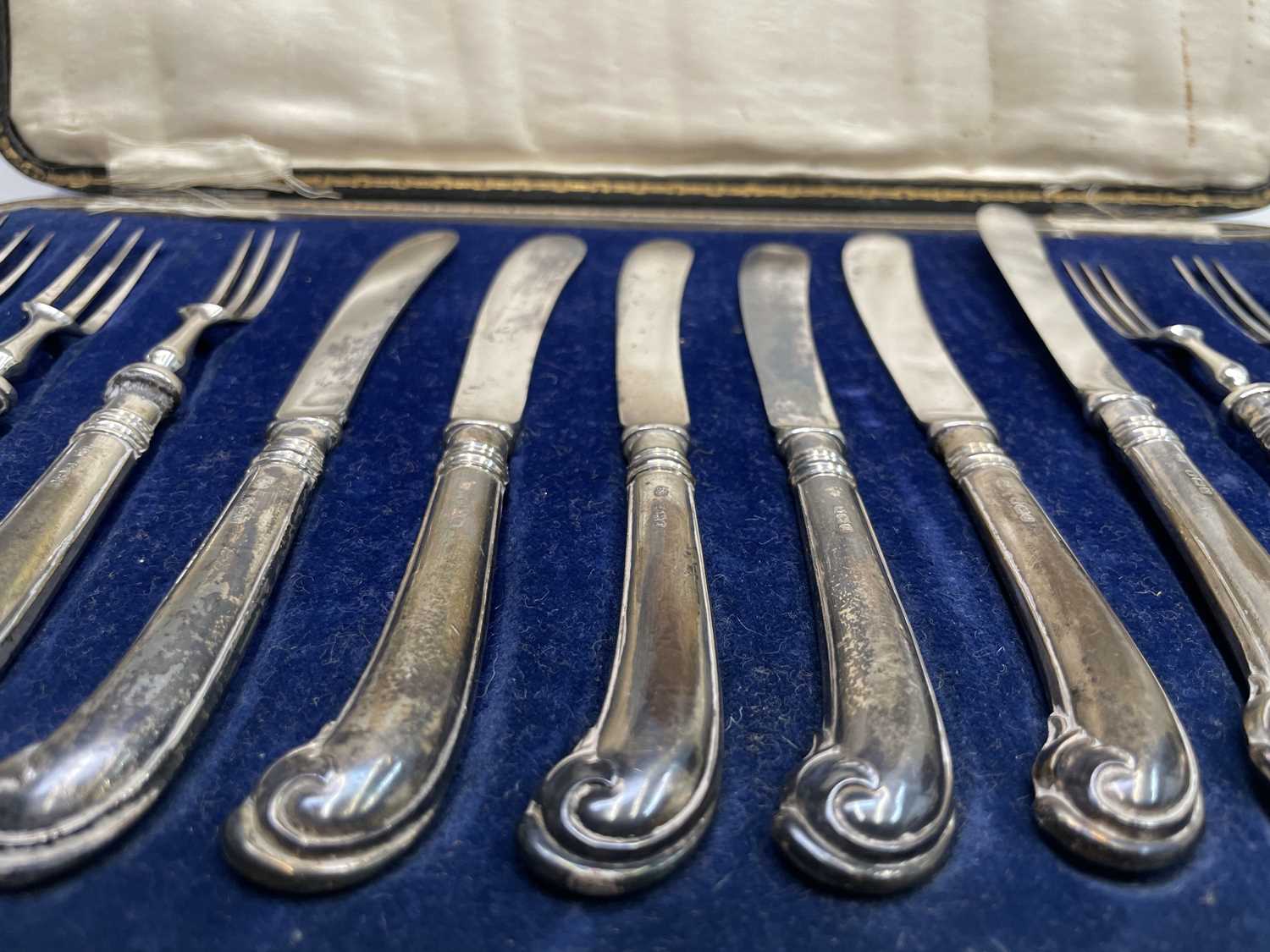 A set of six dessert knives and forks with the filled pistol grip handles marked for John - Bild 3 aus 6