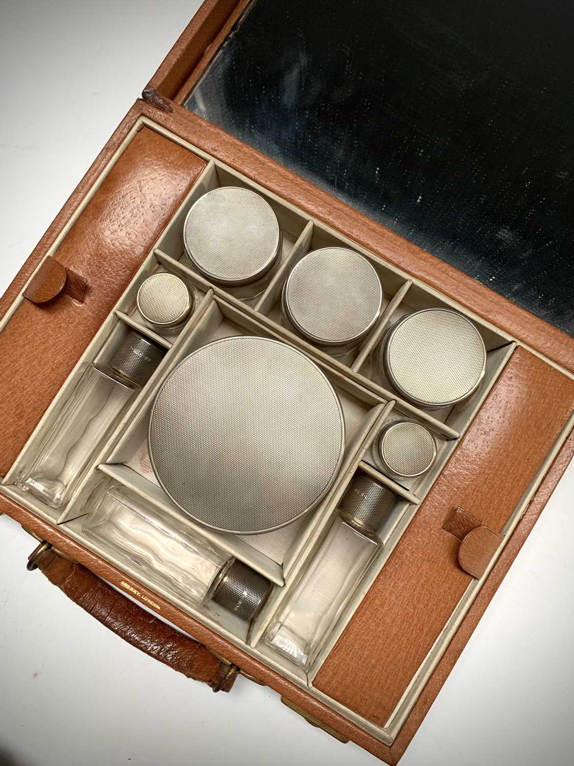 Asprey London ostrich leather gentleman's vanity case, with nine engine-turned silver-mounted - Bild 6 aus 6