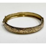 An Edwardian 9ct gold hinged engraved bangle Birmingham 1905 7.5gm Internal size 53.7x54.