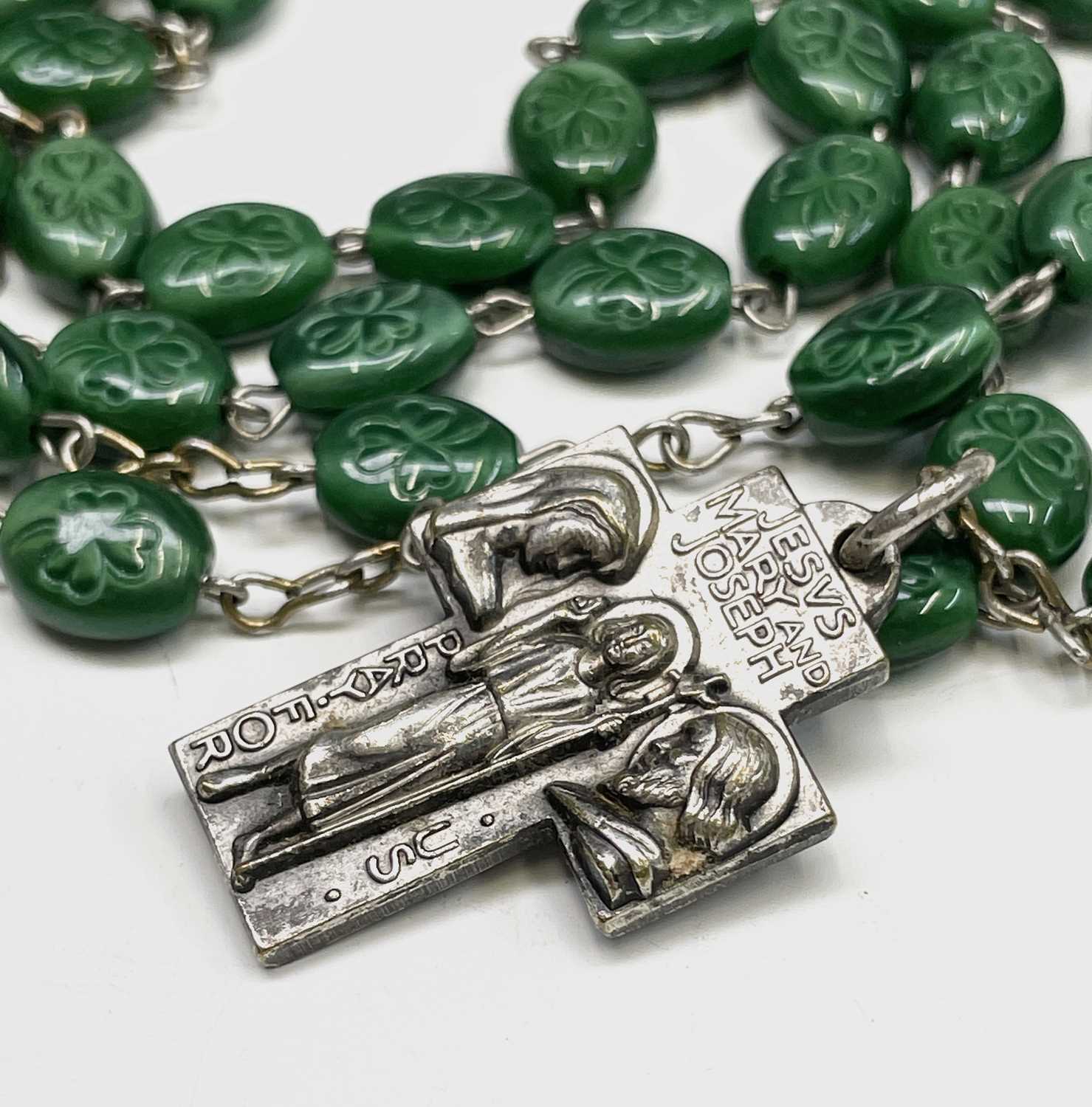 Fifteen rosary bead necklaces, all with unique decorative crosses. - Image 6 of 20