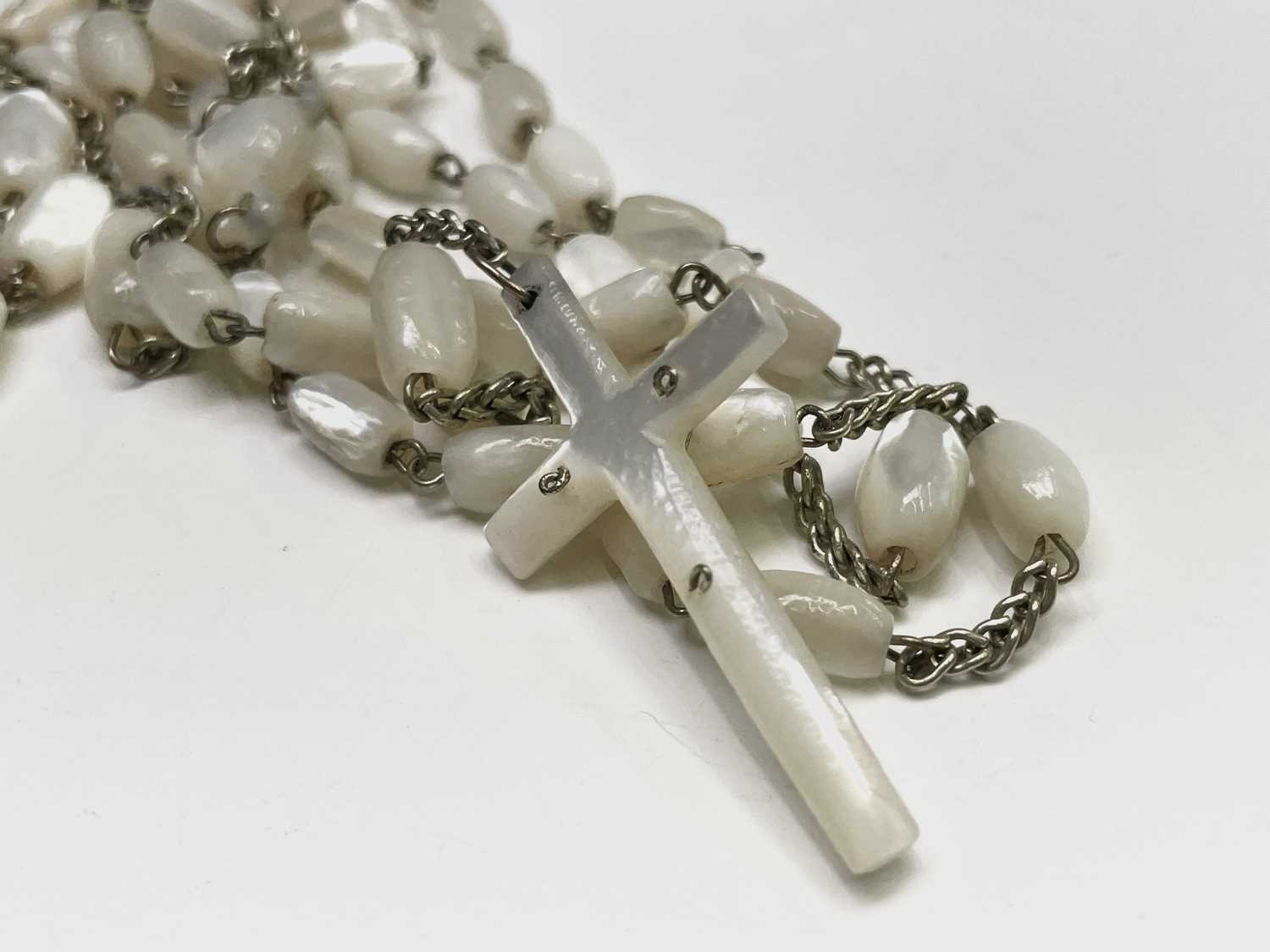Fifteen rosary bead necklaces, all with unique decorative crosses. - Image 9 of 20