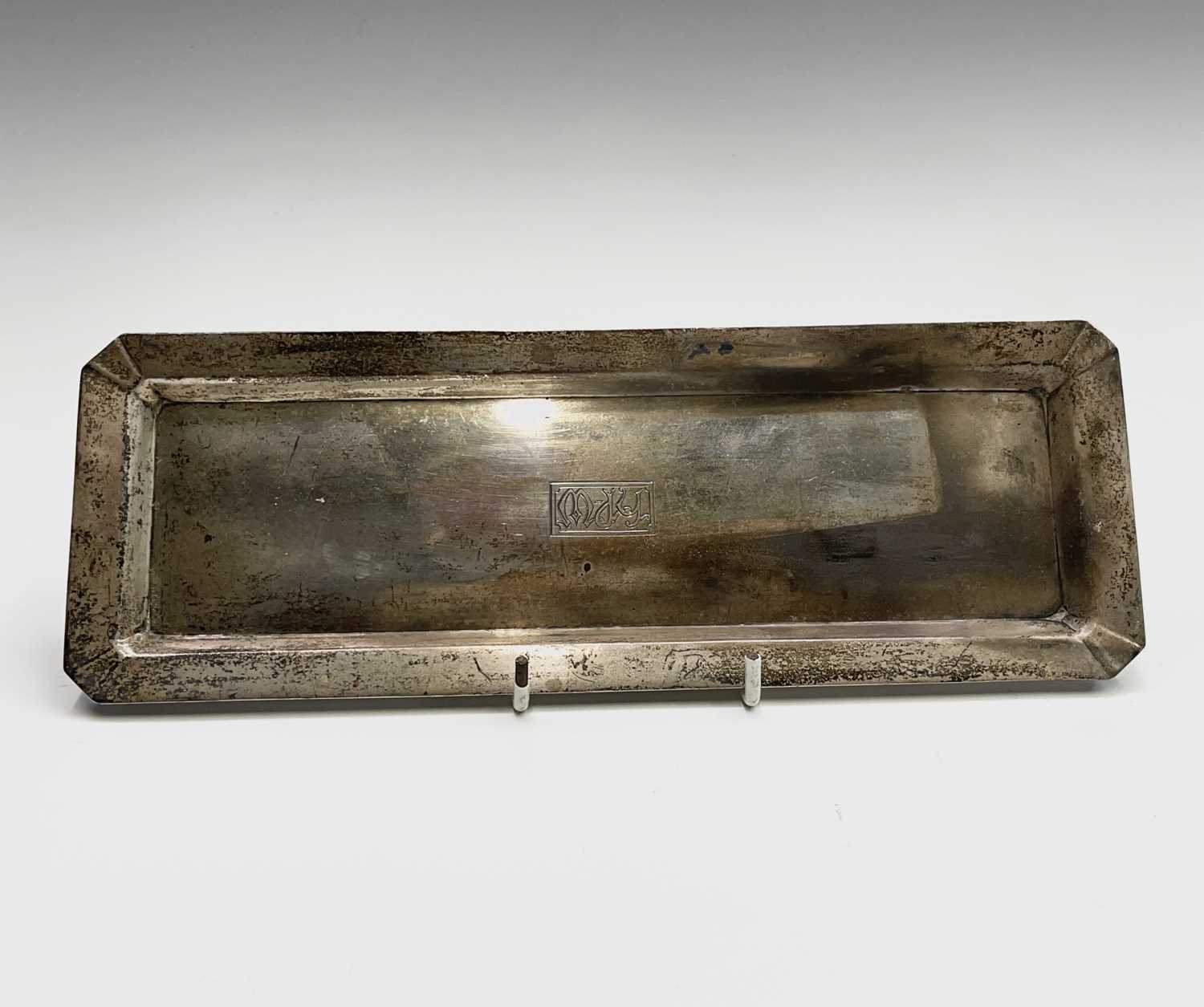 A silver coloured metal pen tray Initialled HPW in a novel script, engraved to the bottom ' - Bild 5 aus 9