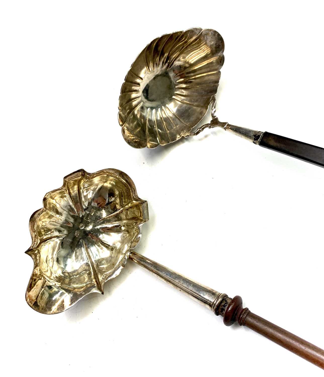 Two Georgian silver punch ladles, with fluted bowls One with a turned wooden handle the other part - Bild 4 aus 4