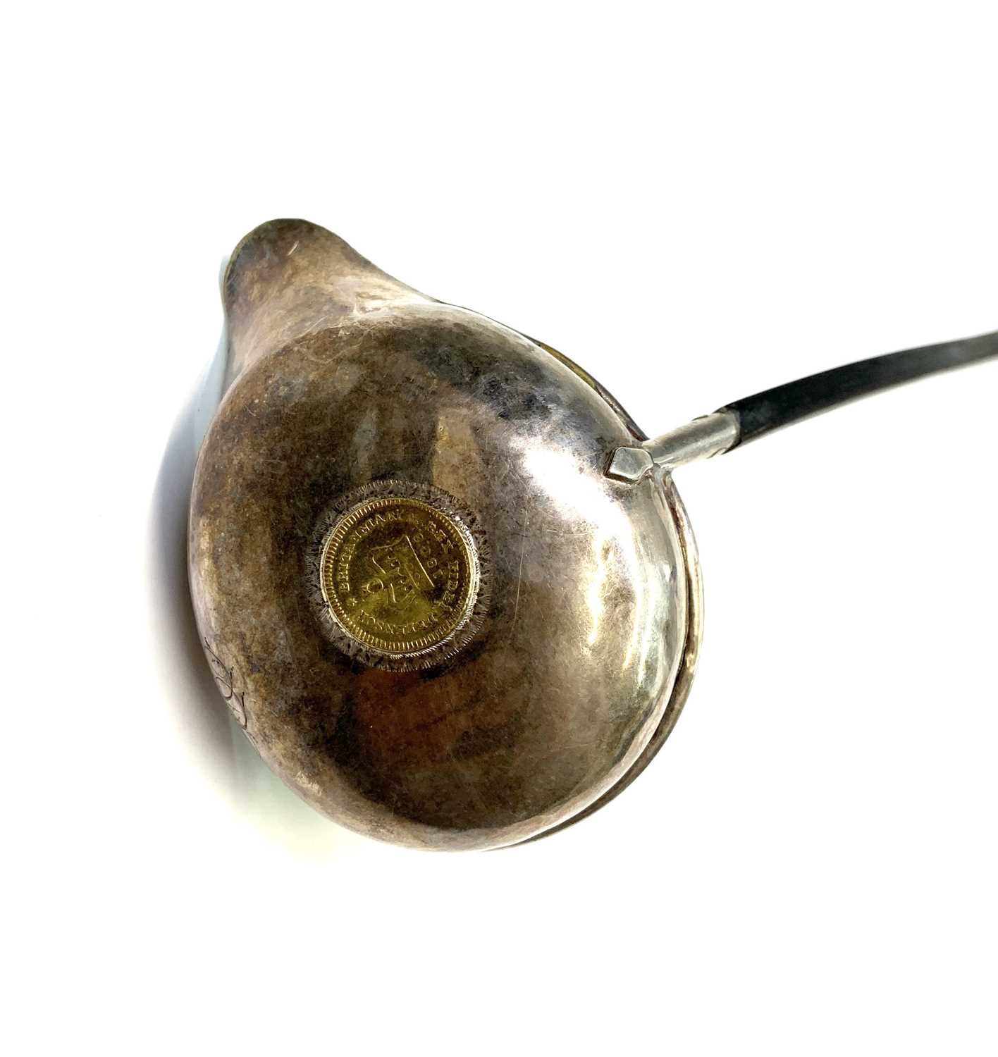 A George III punch ladle set with a 1808 gold third of a guinea, with spiral whale bone handle. - Bild 2 aus 2