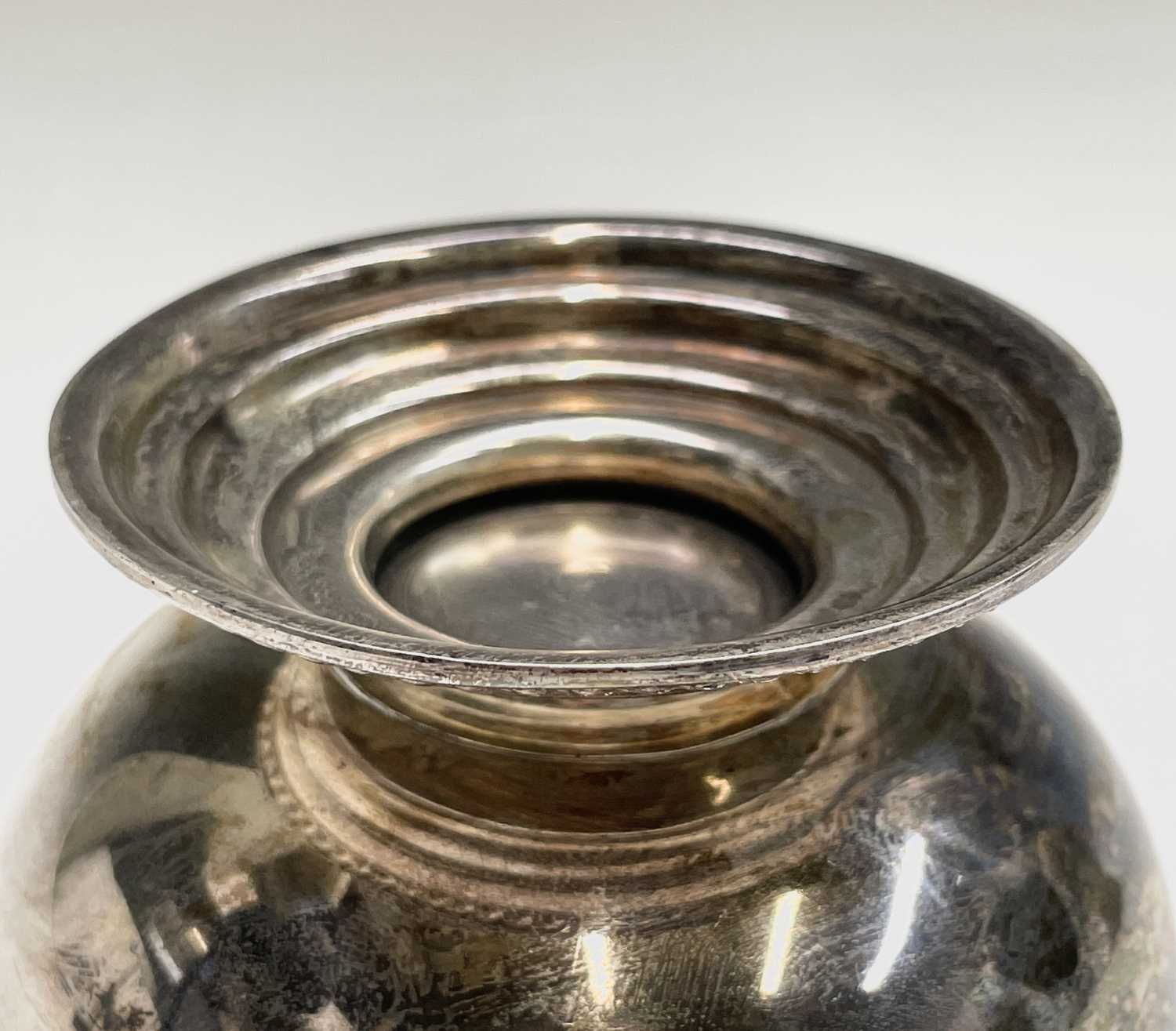 A silver vase form sugar dredger by Edward Barnard & Sons Ltd London 1923 16cm 4.27oz together - Bild 9 aus 9