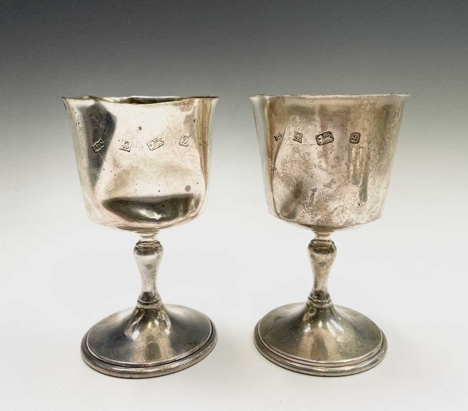 A pair of silver cups 8.9oz and other scrap silver - Bild 2 aus 9