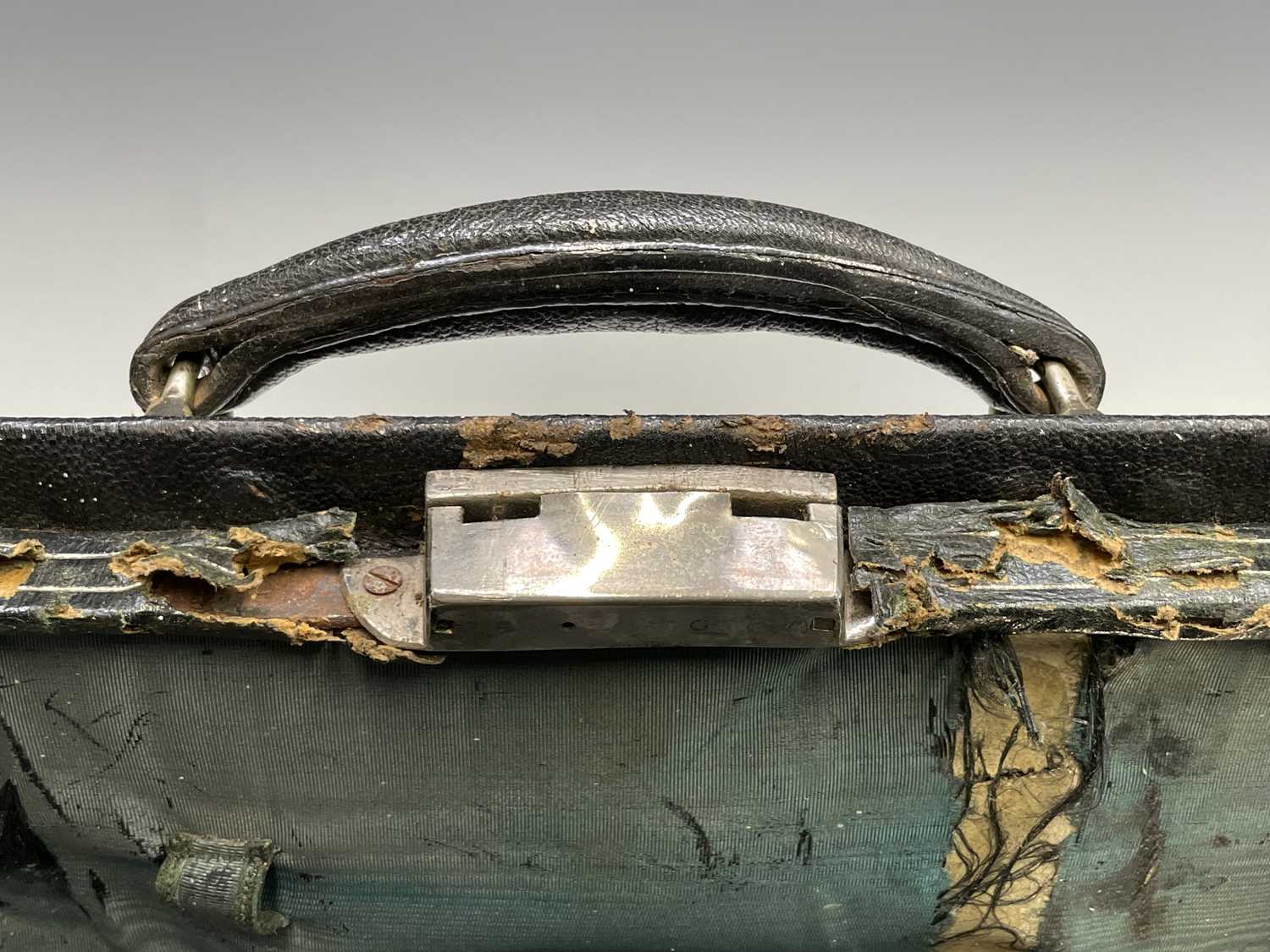 An Edwardian black leather toilet case with silver mounts hallmarked 1901 and 1902Condition - Bild 5 aus 32