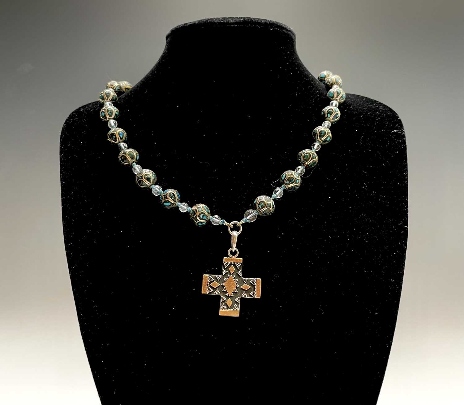 Fifteen rosary bead necklaces, all with unique decorative crosses. - Image 19 of 20