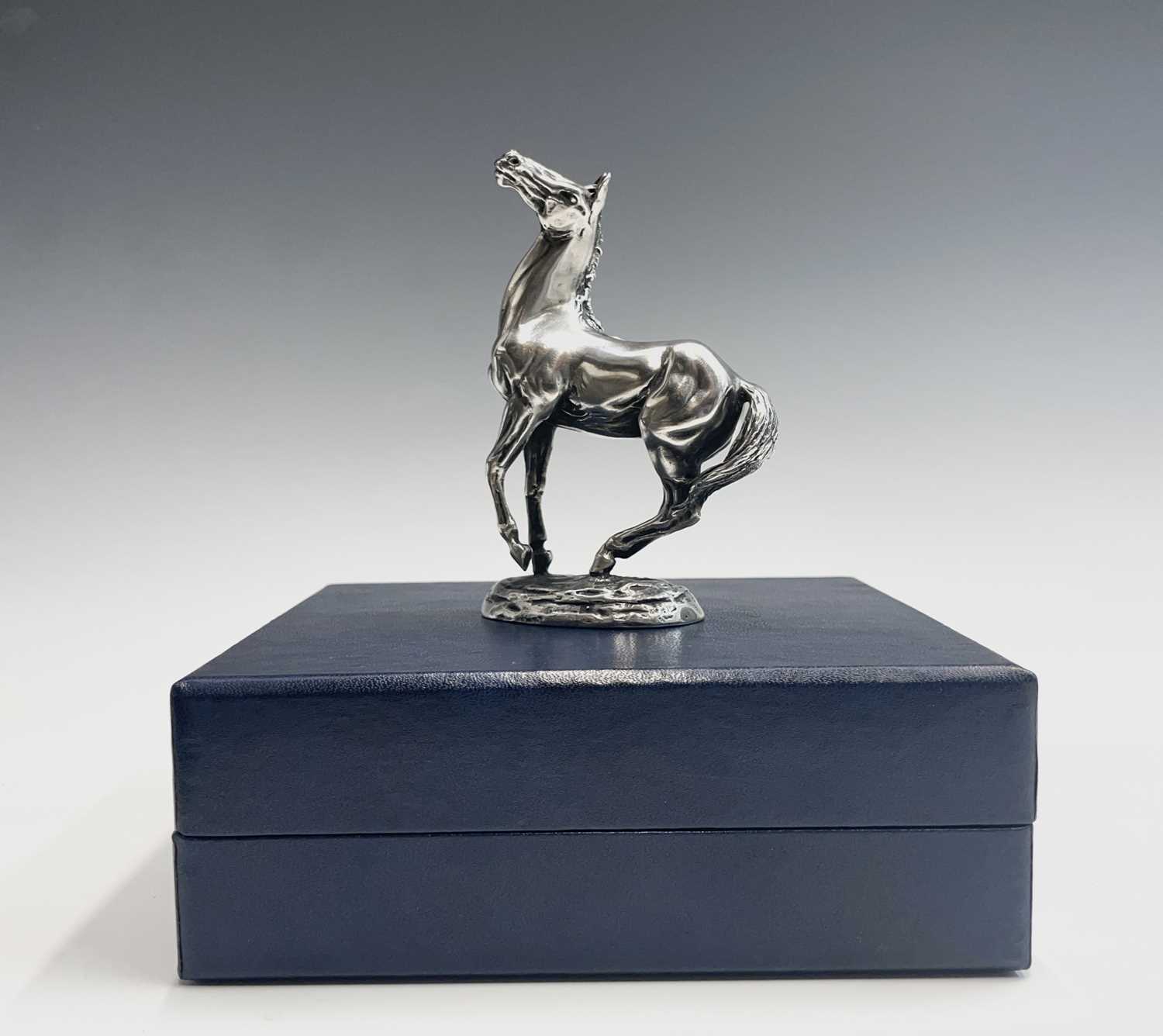 A John Pinches silver horse 19.54oz 11.7cm BoxedCondition report: The model and box are both in very - Bild 13 aus 16