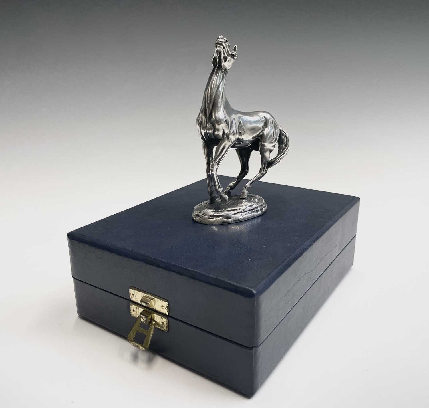 A John Pinches silver horse 19.54oz 11.7cm BoxedCondition report: The model and box are both in very - Bild 14 aus 16