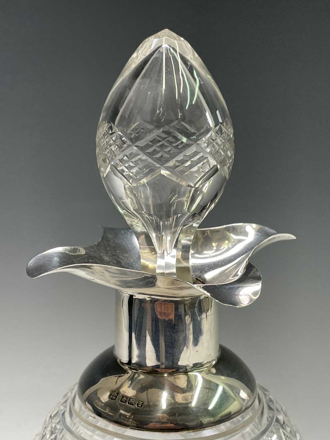 A good cut glass ovoid footed decanter with plain silver shoulder neck and quatrefoil rim by James - Bild 4 aus 8