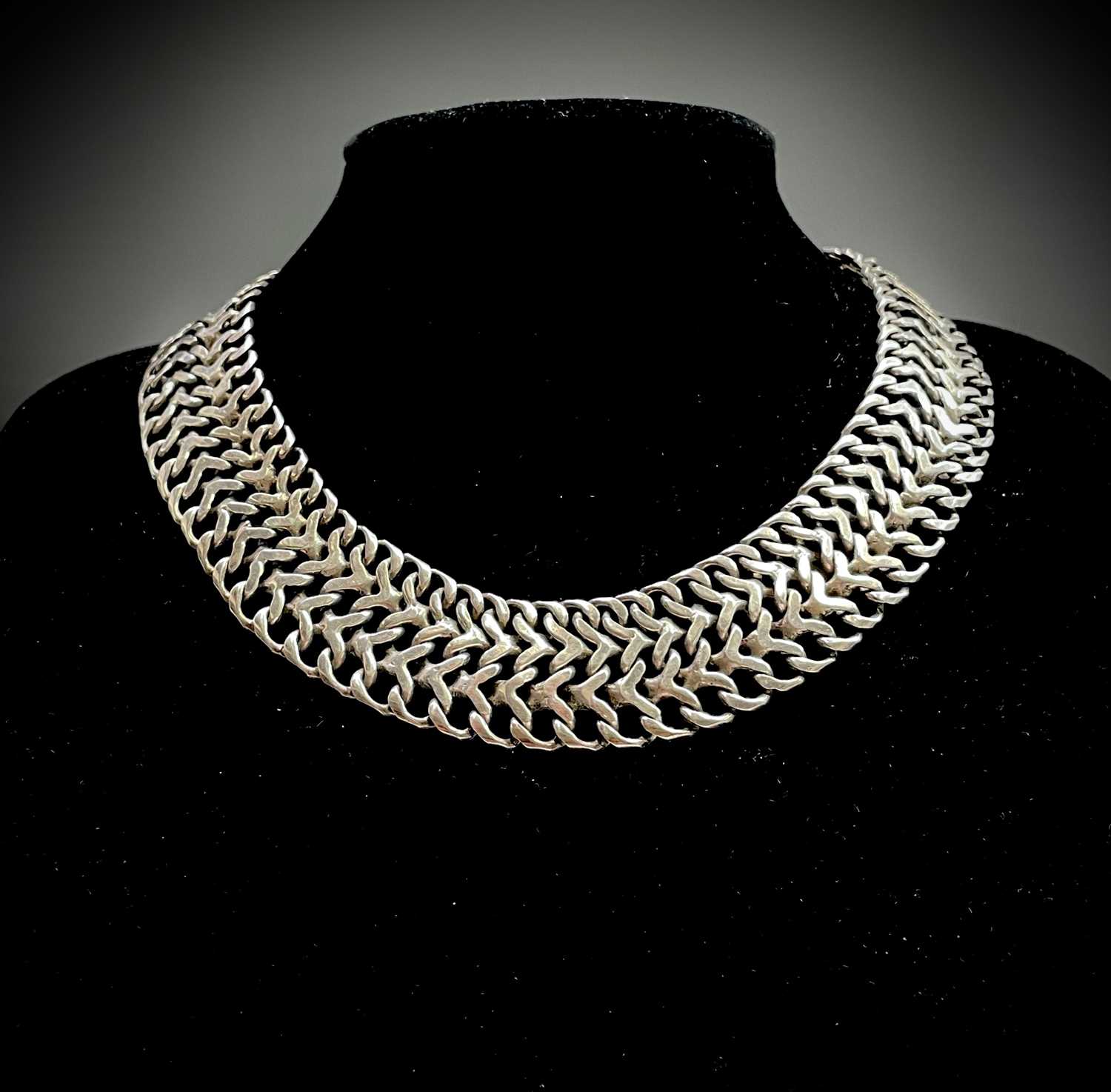 A Mexican silver chain collar 103.5gmCondition report: Length 42cm, clasp works well and condition - Image 4 of 6