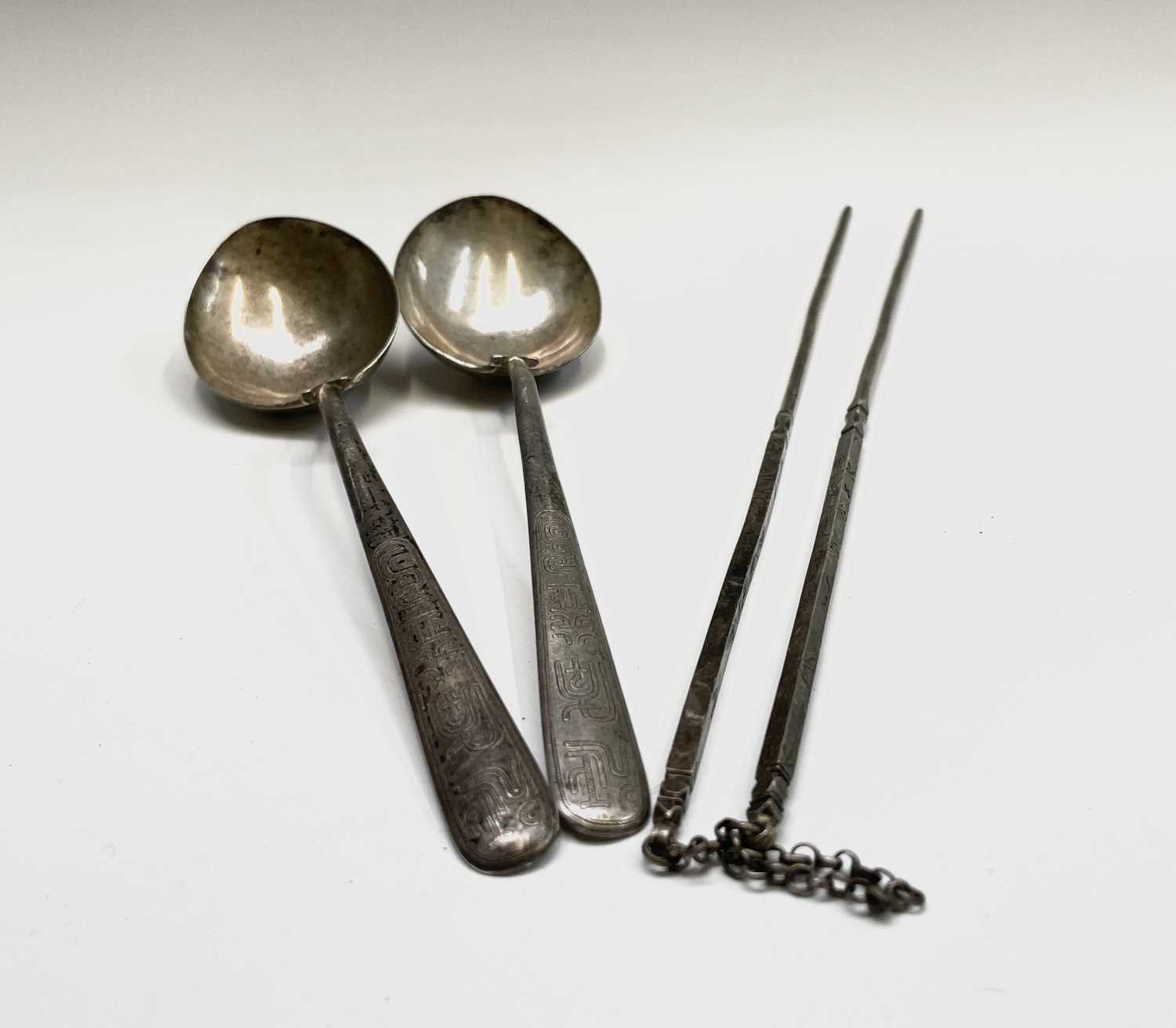 A pair of Chinese silver presentation spoons 17.8cm 55.9gm and a pair of Chinese silver chopsticks - Bild 2 aus 8