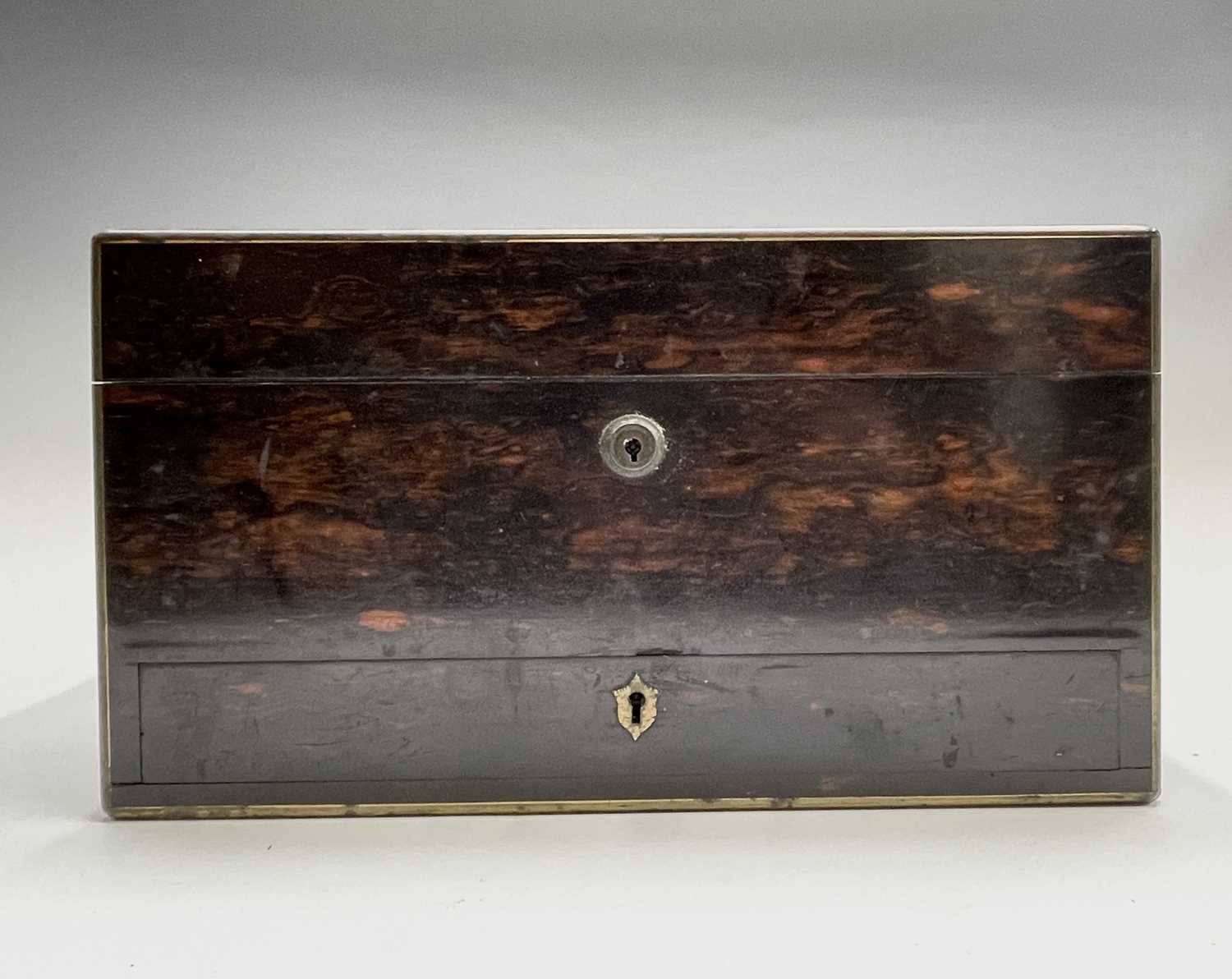 A fine Victorian rosewood veneered and brass bound toilet case by Howell, James and Co, Regent - Bild 42 aus 46