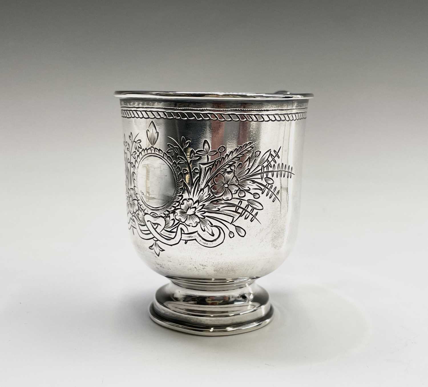 A Russian Moscow silver cup and saucer with engraved decoration Marks dated 1893 171gmCondition - Bild 6 aus 12
