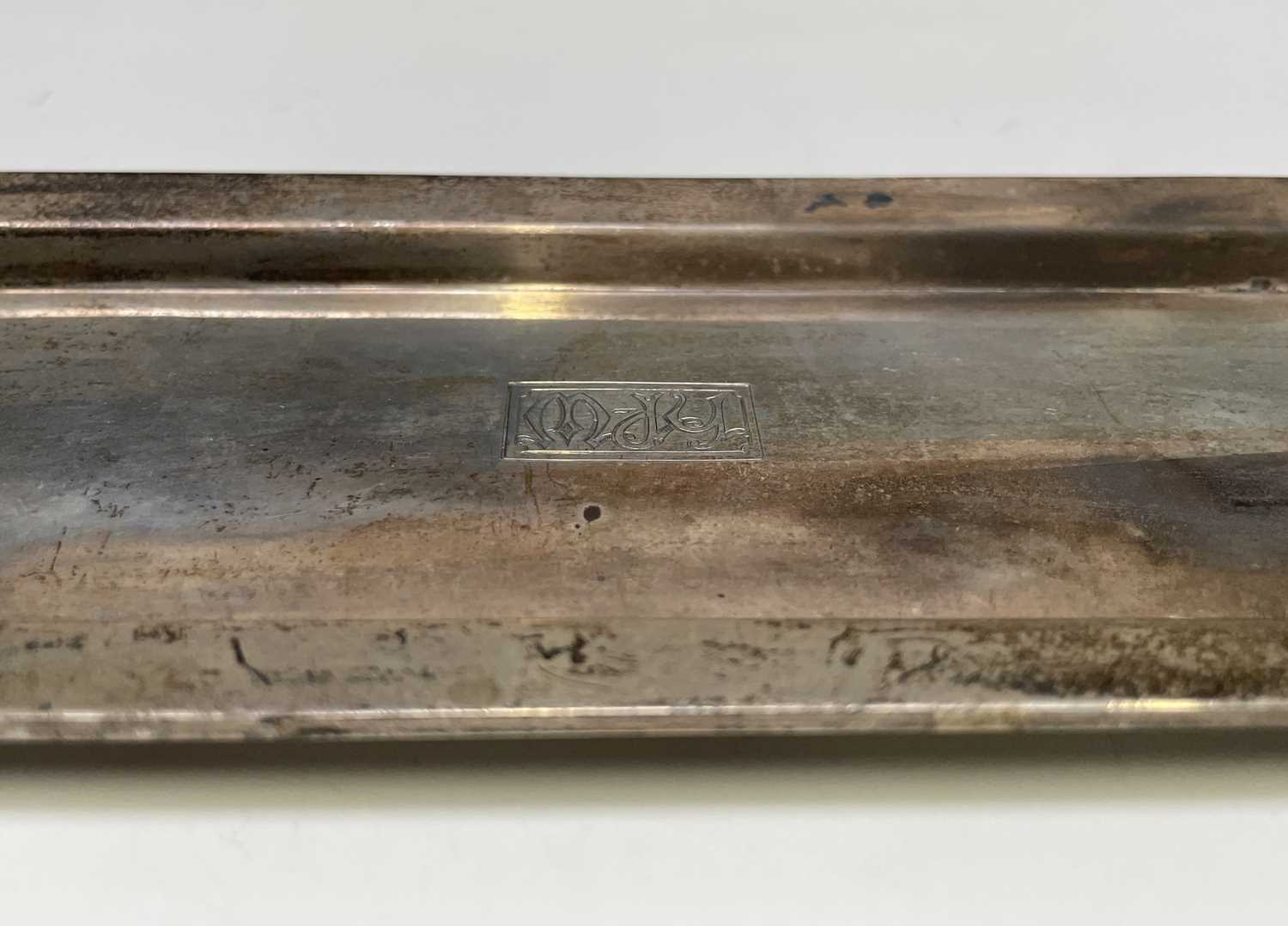 A silver coloured metal pen tray Initialled HPW in a novel script, engraved to the bottom ' - Bild 3 aus 9