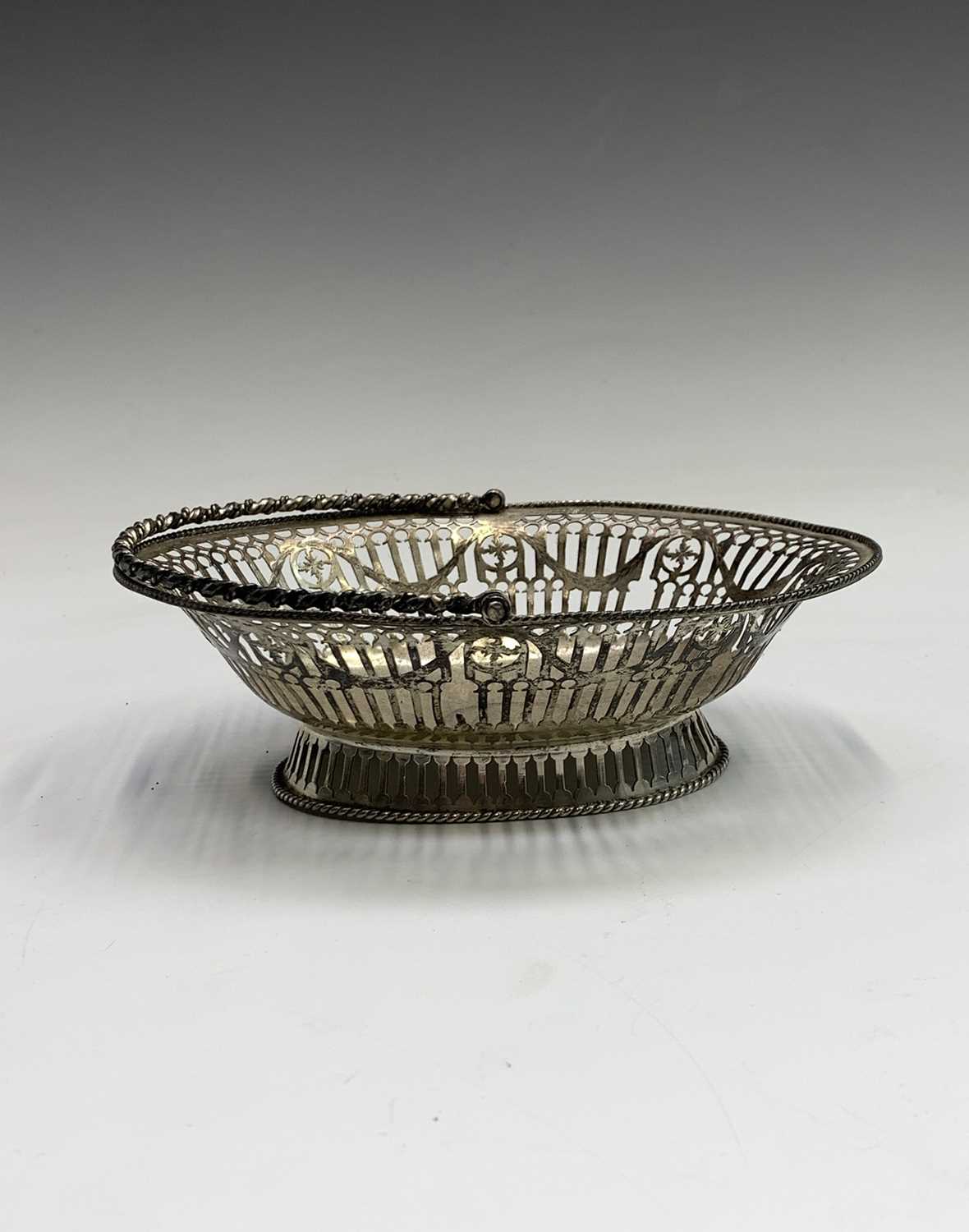 A George III silver pierced sweetmeat basket by Burrage Davenport London 1775 3.5oz, a silver tea - Bild 7 aus 7