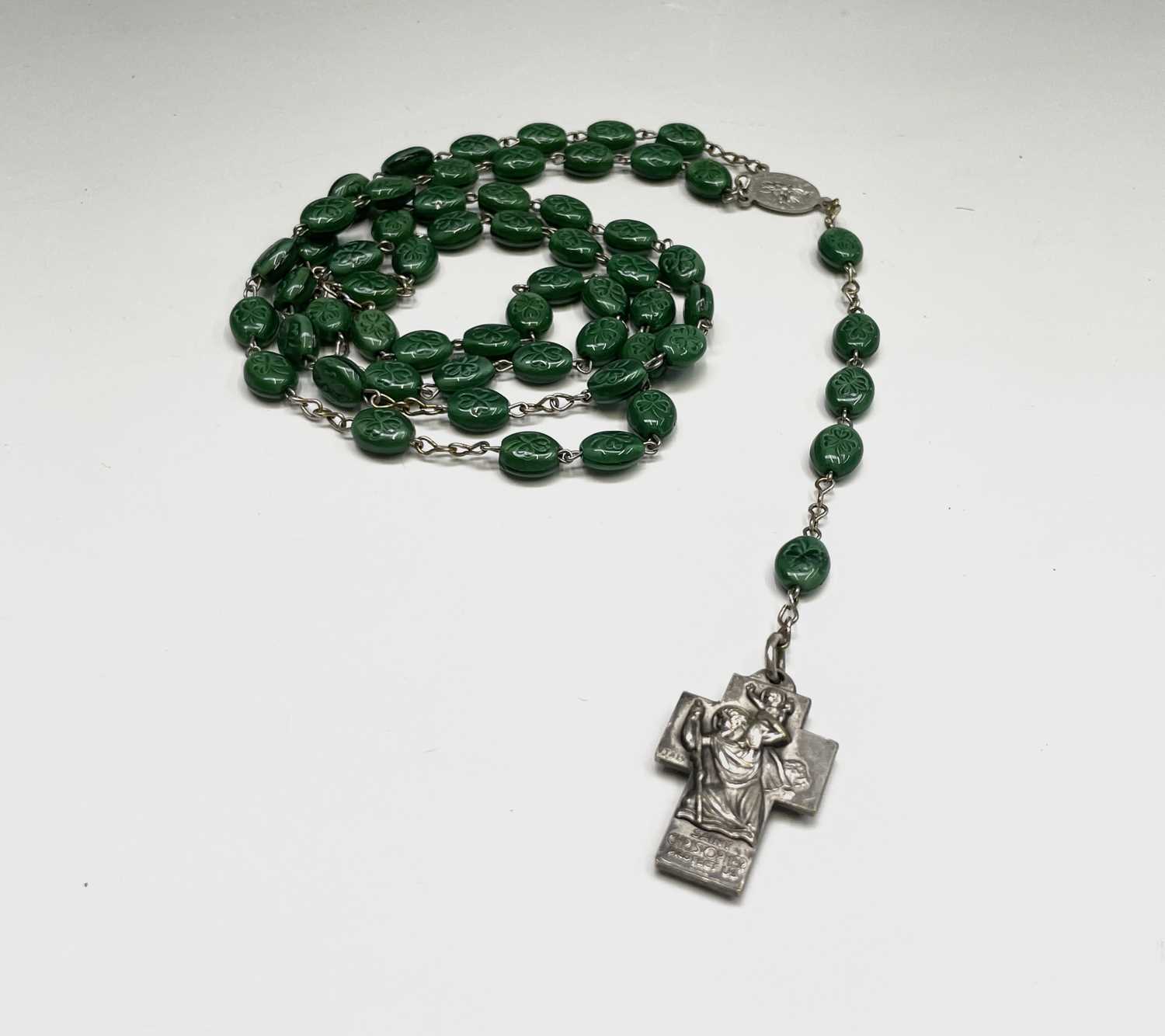 Fifteen rosary bead necklaces, all with unique decorative crosses. - Image 5 of 20