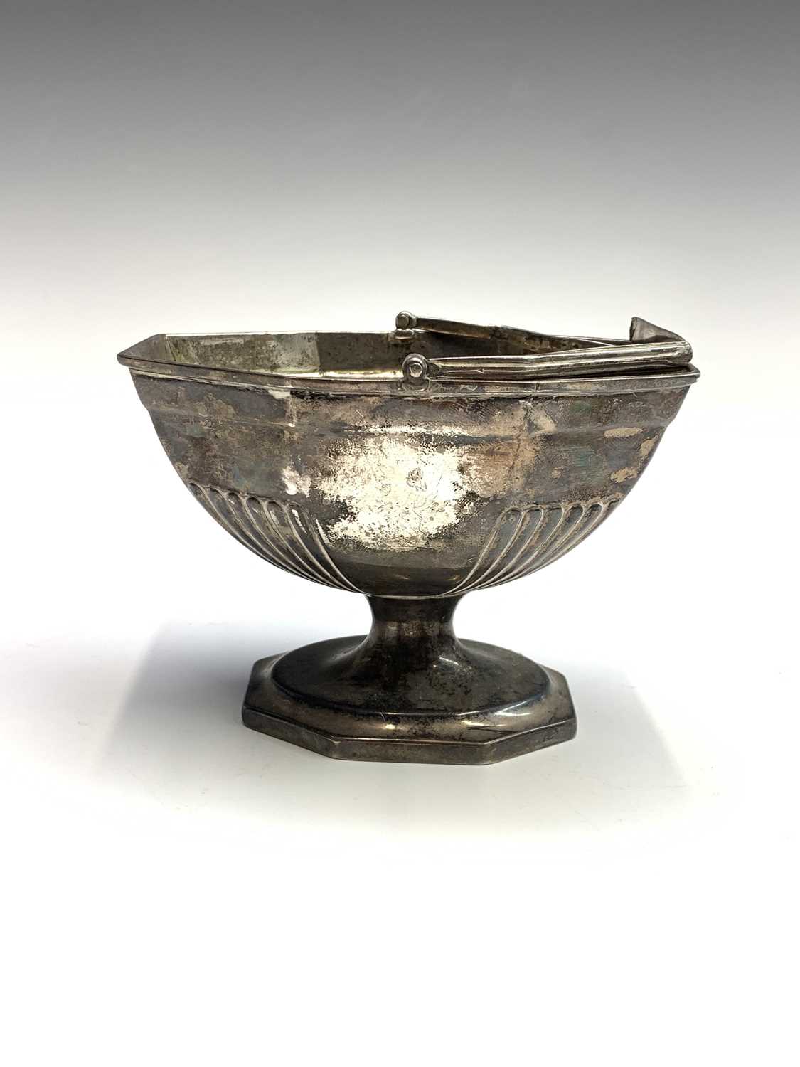 A George III silver octagonal sugar bowl by Daniel Pontifex 1796 6.56ozCondition report: The bail - Bild 2 aus 5