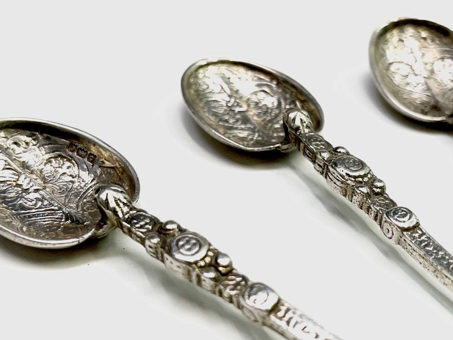 A set of six Edward VII coronation coffee spoons copying the anointing spoon Birmingham 1902 2. - Bild 3 aus 4