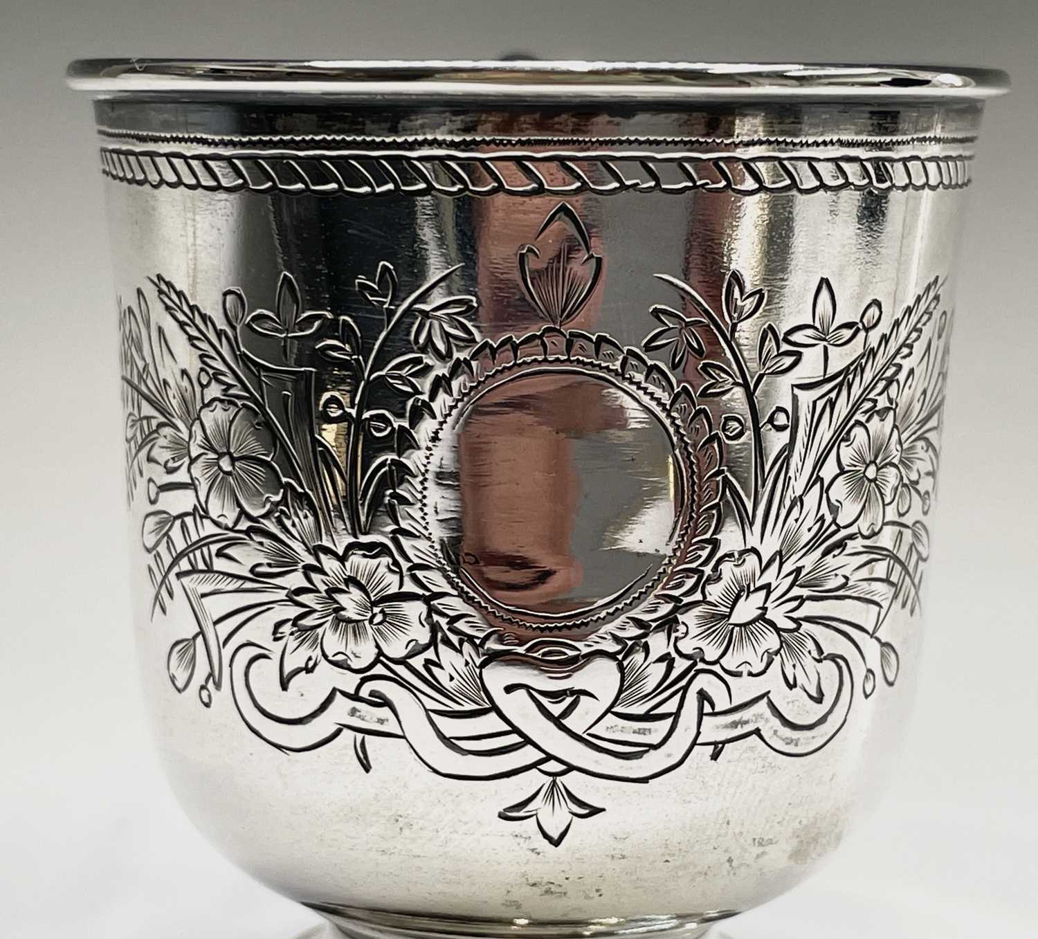 A Russian Moscow silver cup and saucer with engraved decoration Marks dated 1893 171gmCondition - Bild 3 aus 12