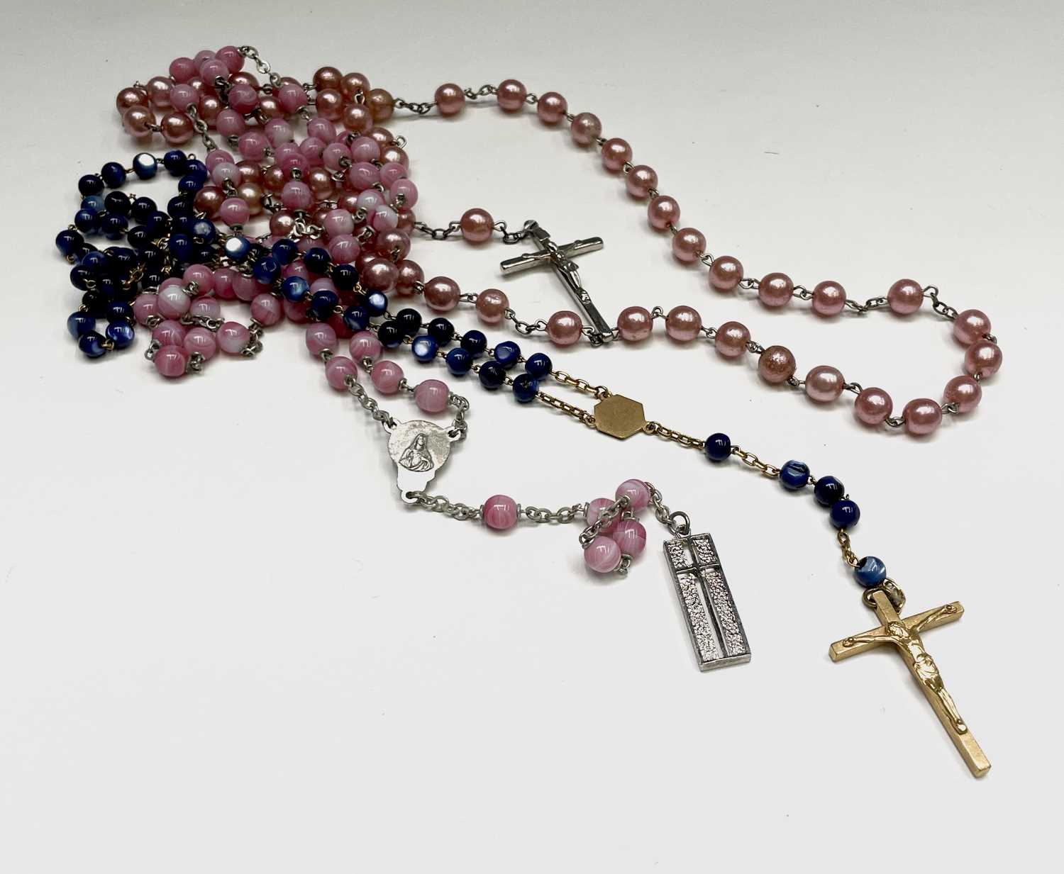 Fifteen rosary bead necklaces, all with unique decorative crosses. - Image 12 of 20
