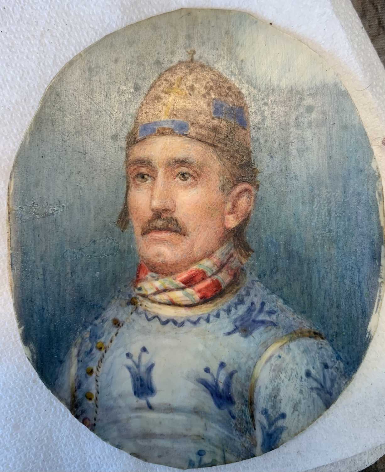 Portrait miniaturePortrait of a man in a white tunic with a blue, stylised fleaur de lis-type - Image 2 of 6