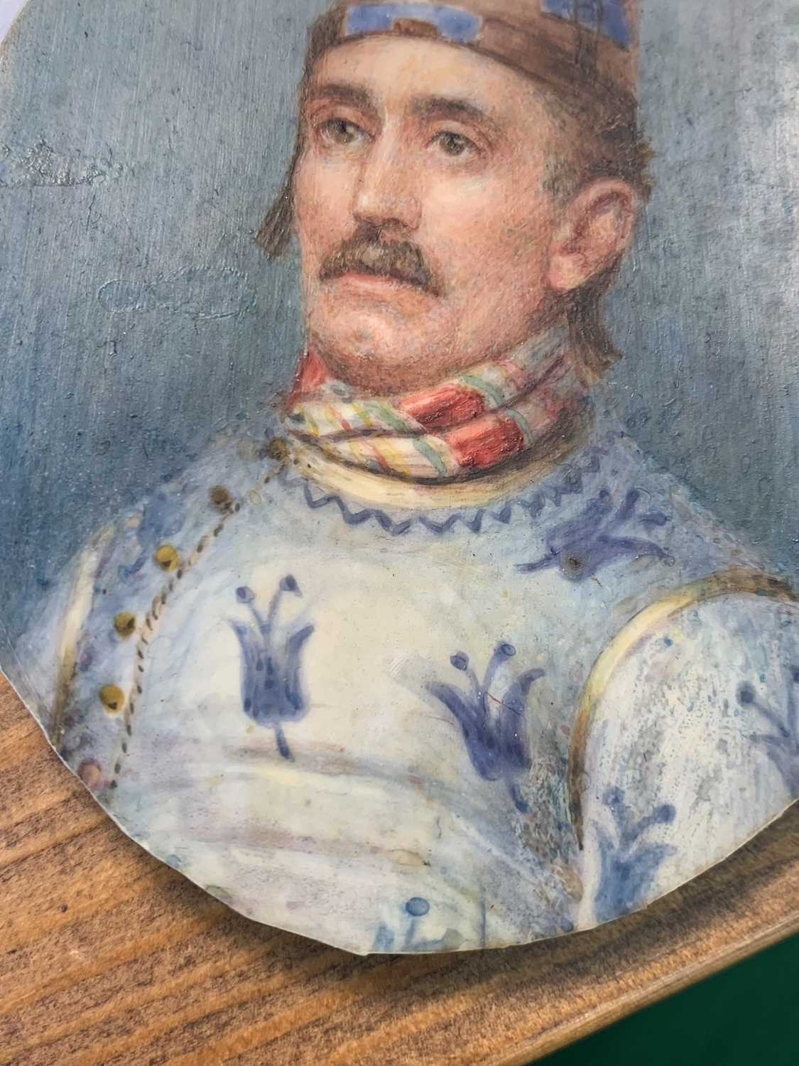 Portrait miniaturePortrait of a man in a white tunic with a blue, stylised fleaur de lis-type - Image 3 of 6