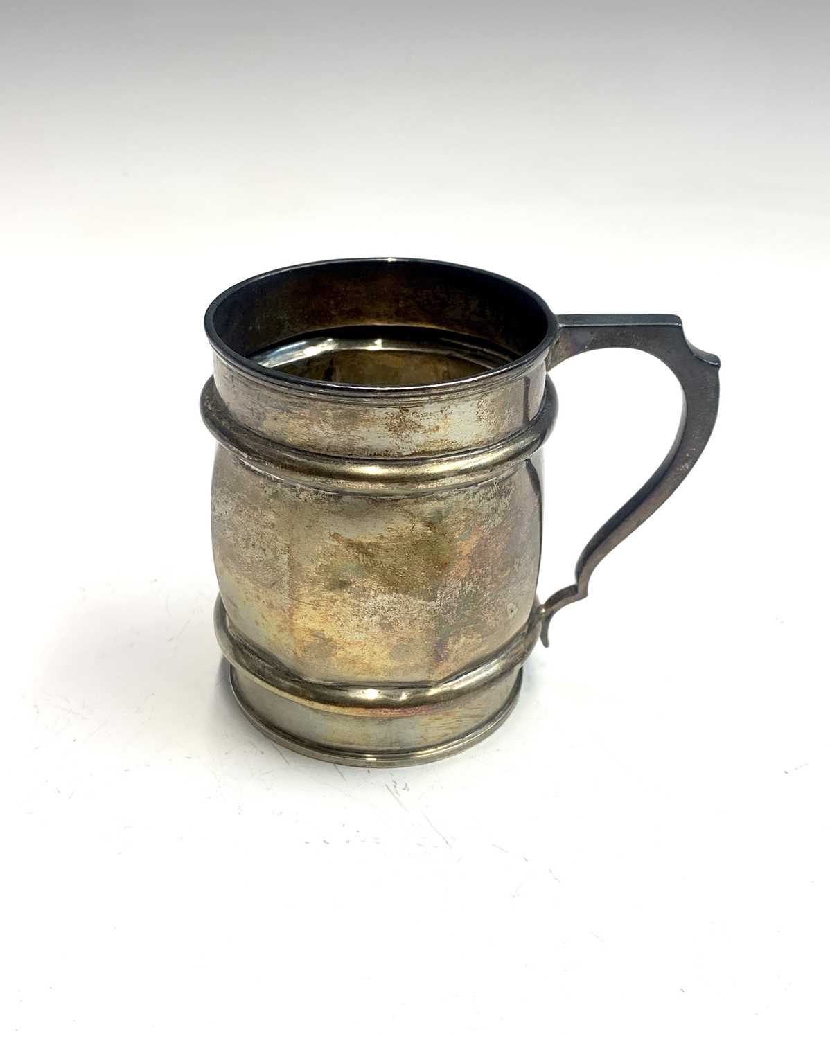 An unusual octagonal silver barrel mug by Holland, Aldwinckle & Slater London 1911 8.5cm 4.89oz - Image 2 of 2