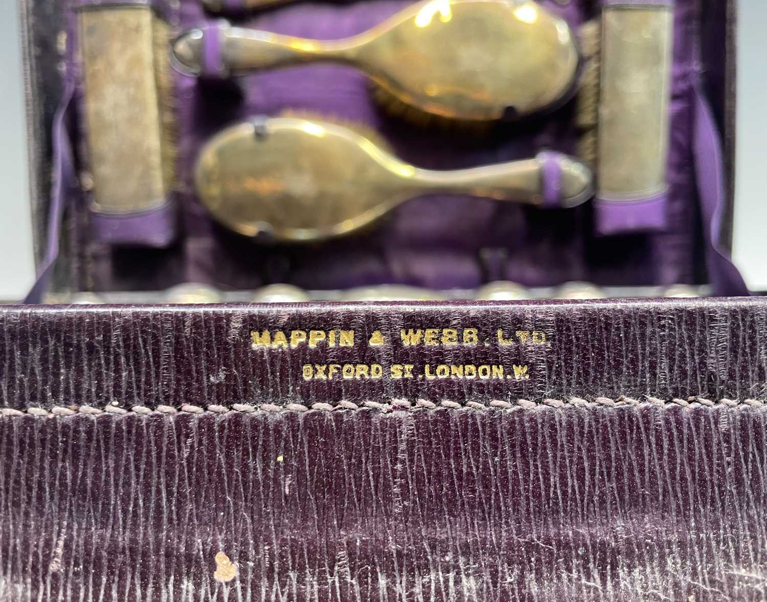 A purple leather toilet case by Mappin and Webb, the purple silk interior with silver-mounted - Bild 3 aus 20