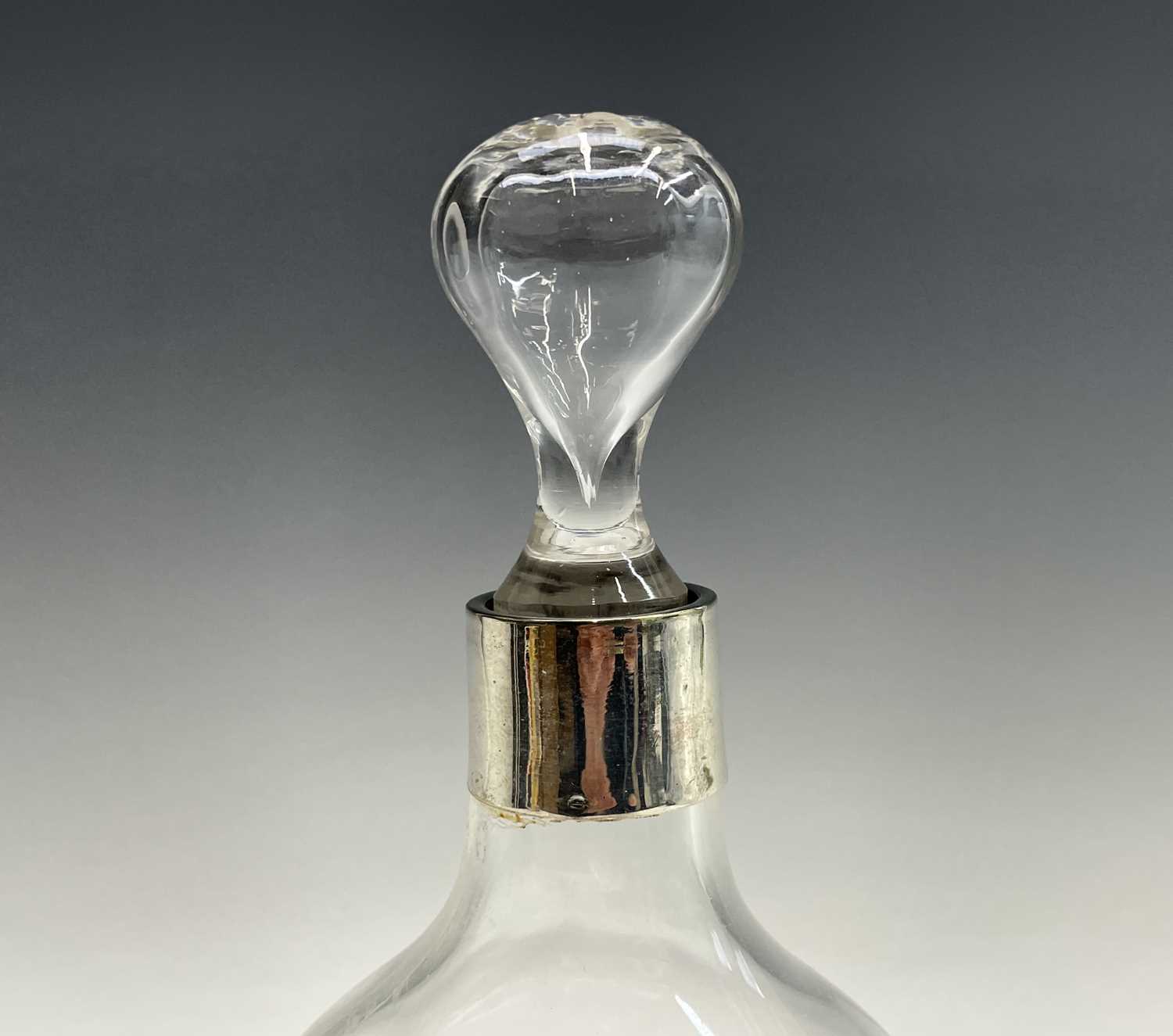 A glass silver-mounted port decanter 23cmCondition report: Damage beneath collar, indistinct mark - Bild 6 aus 7