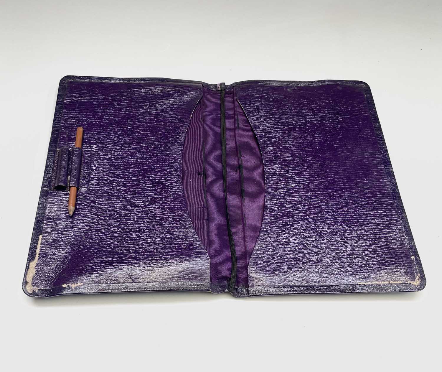 A purple leather toilet case by Mappin and Webb, the purple silk interior with silver-mounted - Bild 12 aus 20