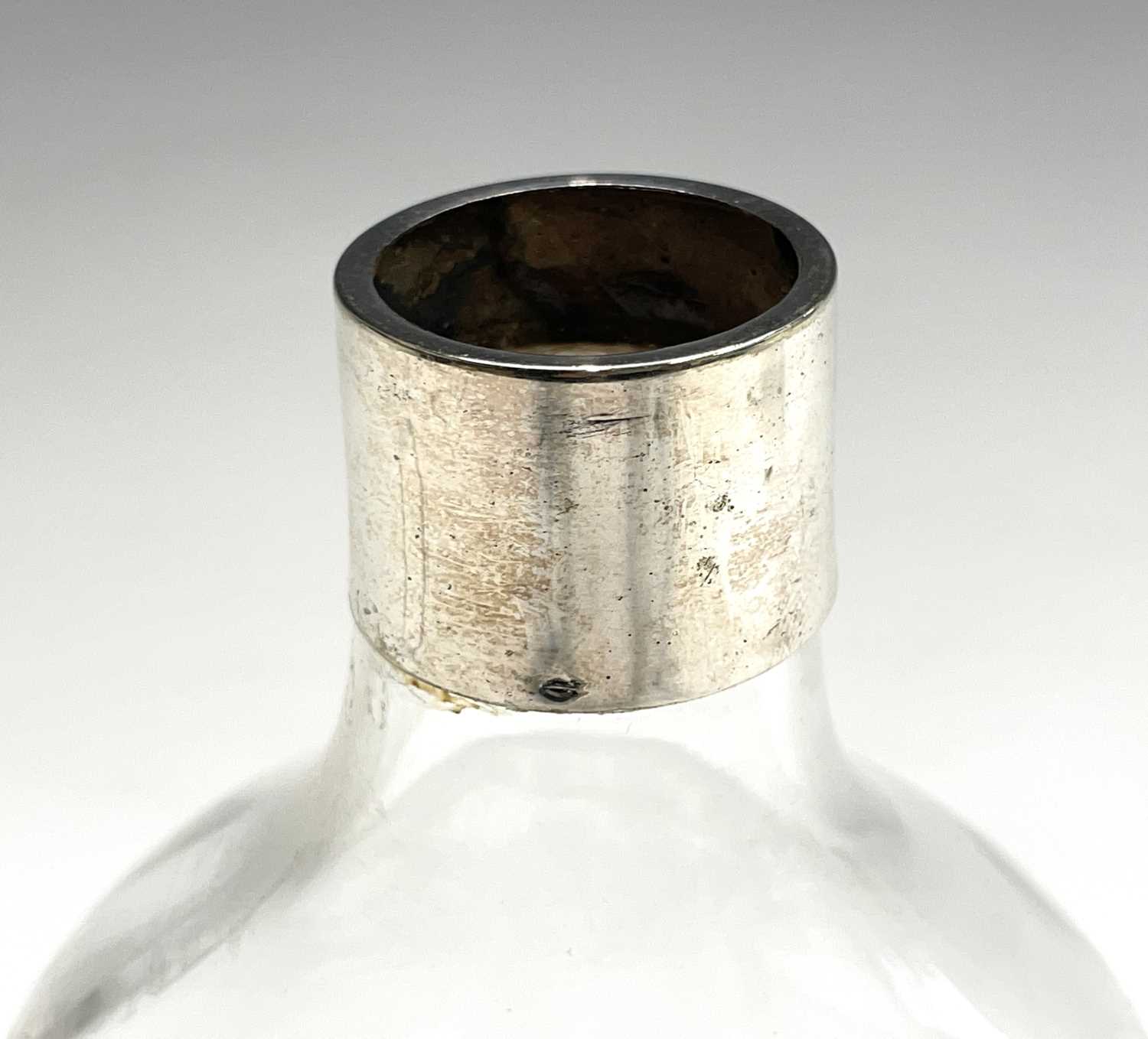 A glass silver-mounted port decanter 23cmCondition report: Damage beneath collar, indistinct mark - Bild 5 aus 7