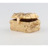 A 9ct yellow gold charm in the form of a domed top trunk, 5.1 grams