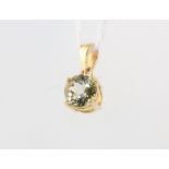 An 18ct yellow gold paste set pendant 12mm, 1.5 grams