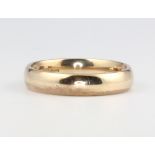 A 9ct yellow gold wedding band, size O, 3.9 grams