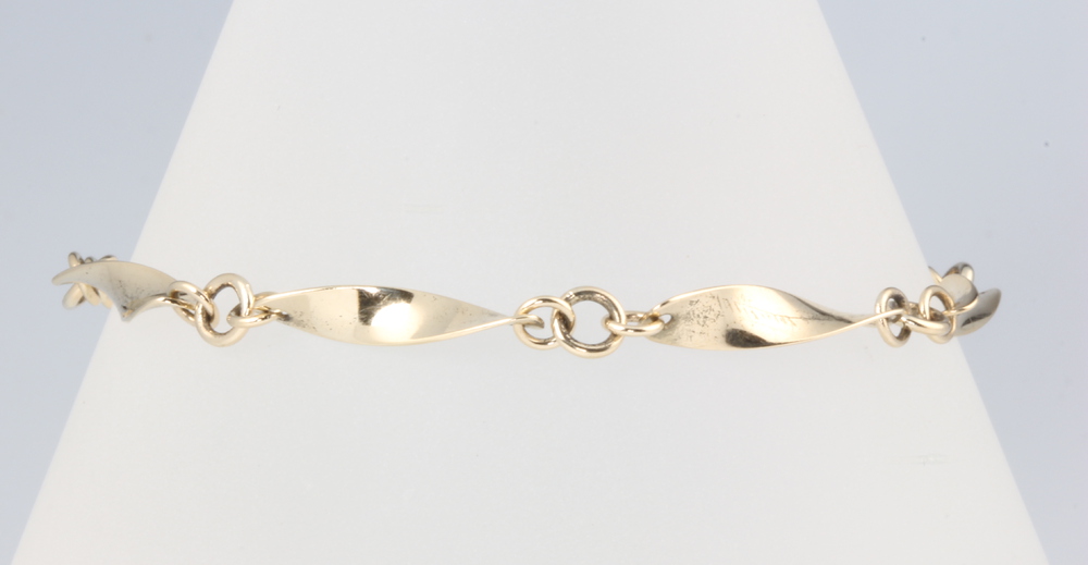 A 9ct yellow gold bracelet 4.6 grams